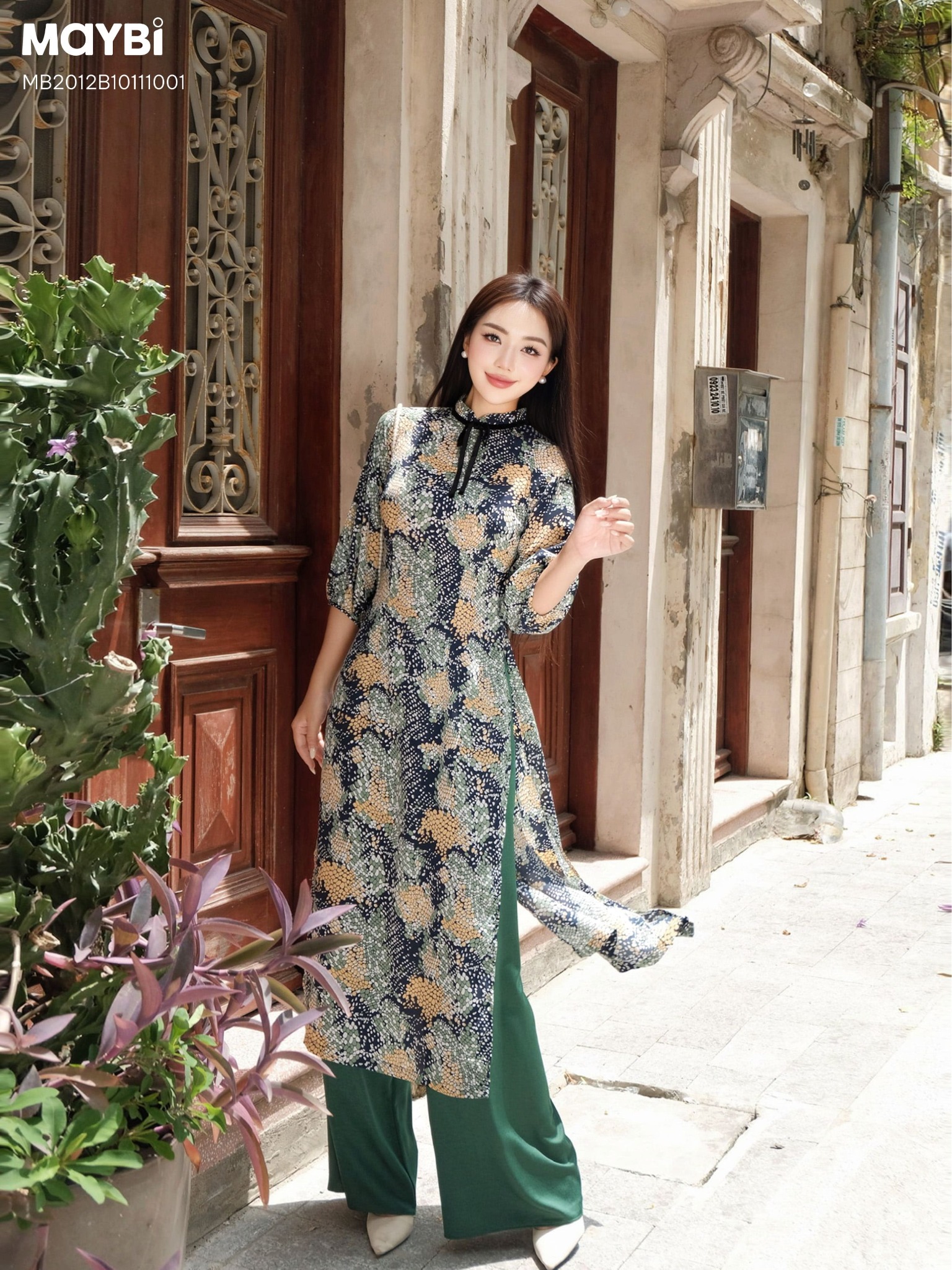 Áo dài ôm lụa in họa tiết xanh phối nơ cổ