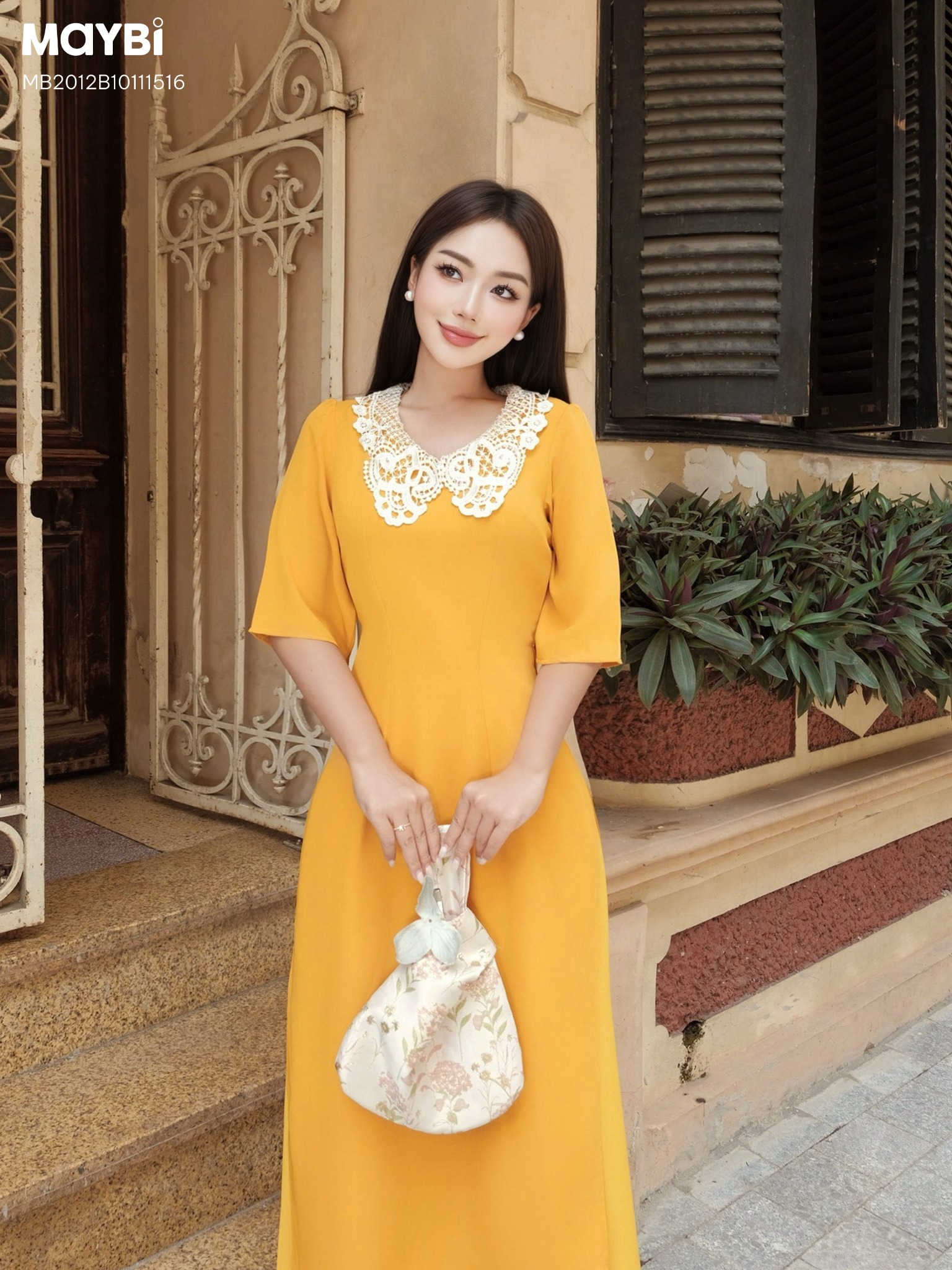 Áo dài ôm lụa vàng phối cổ ren trắng