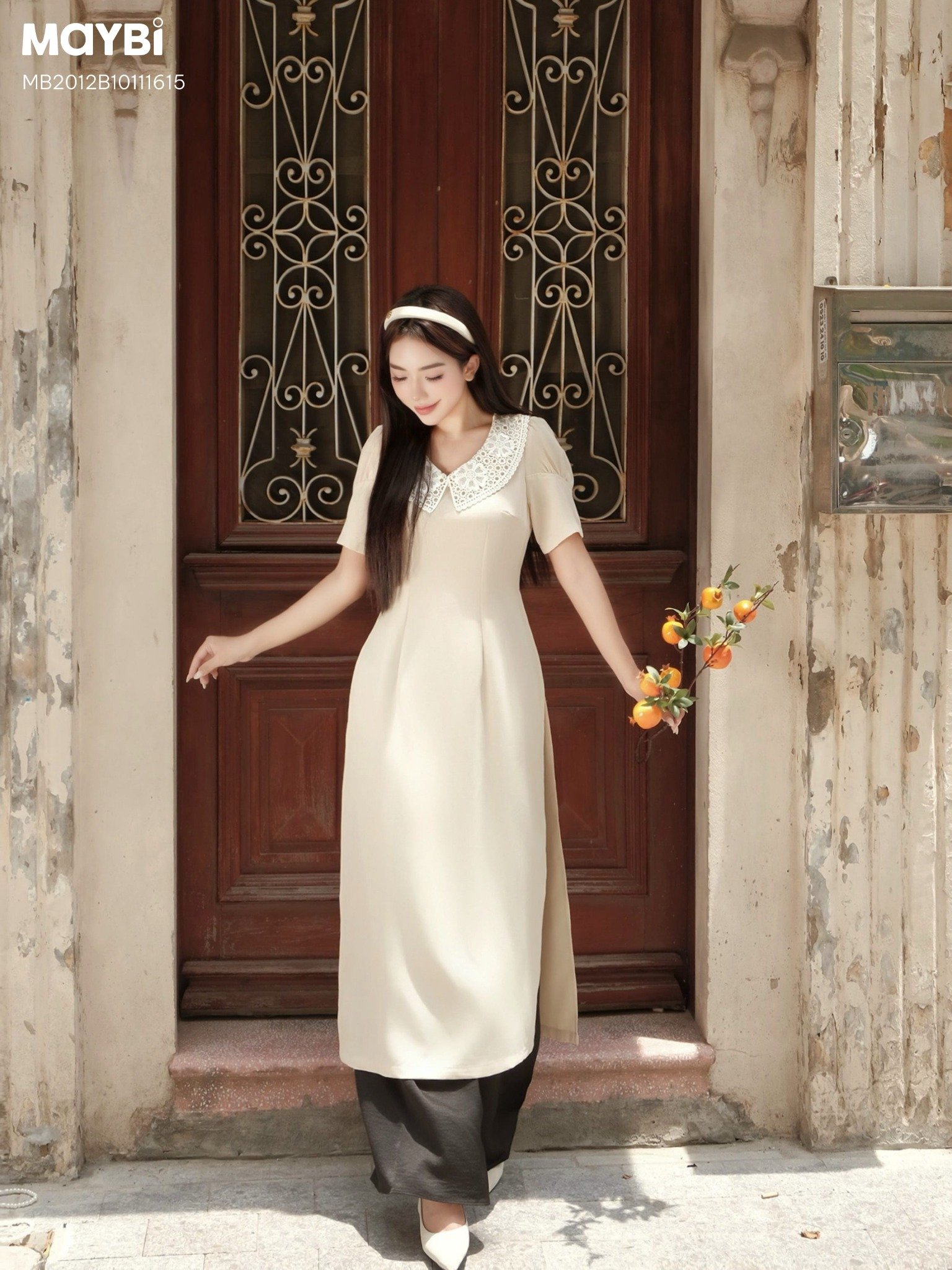 Áo dài ôm lụa trắng phối cổ ren trắng