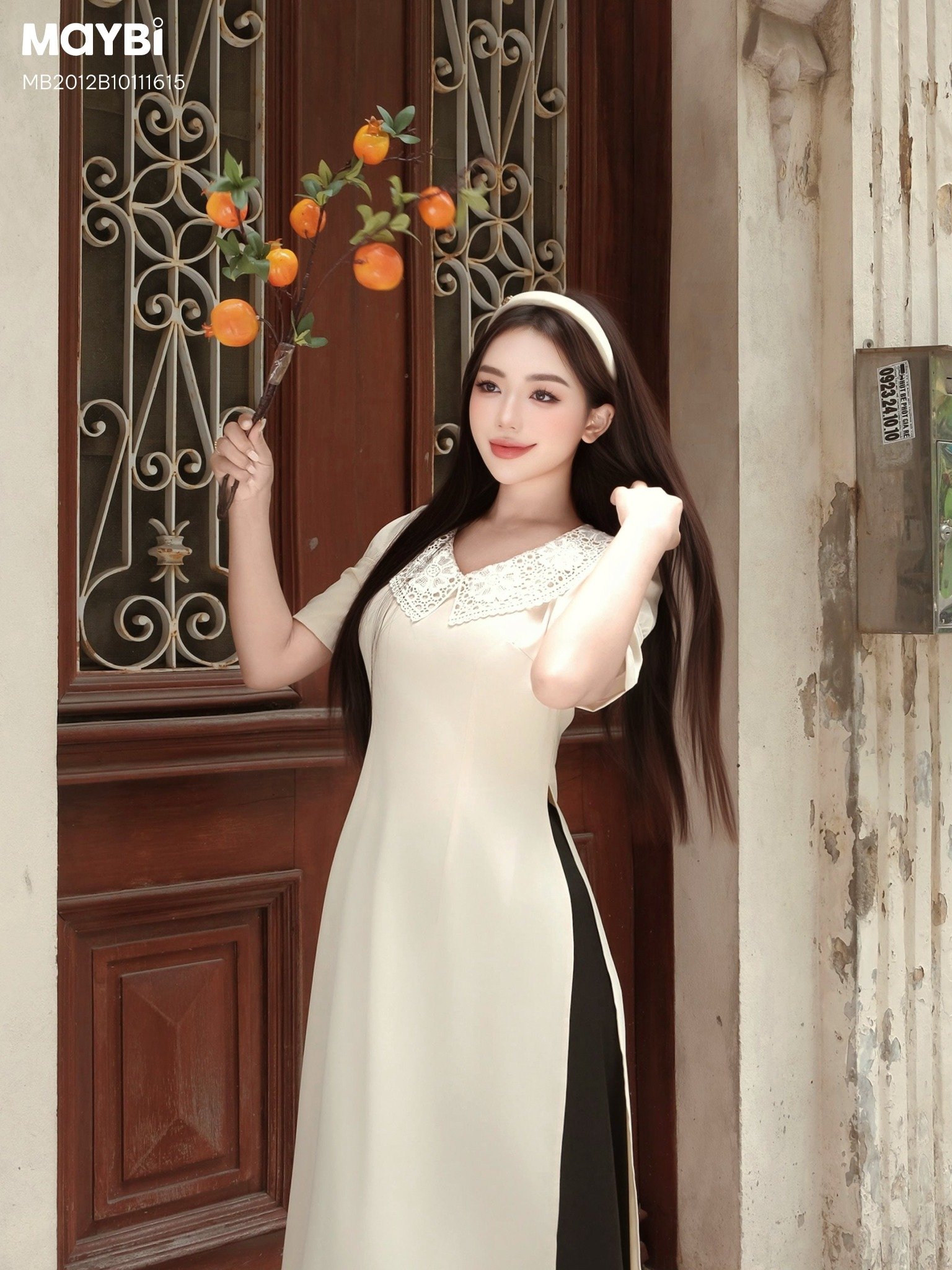 Áo dài ôm lụa trắng phối cổ ren trắng