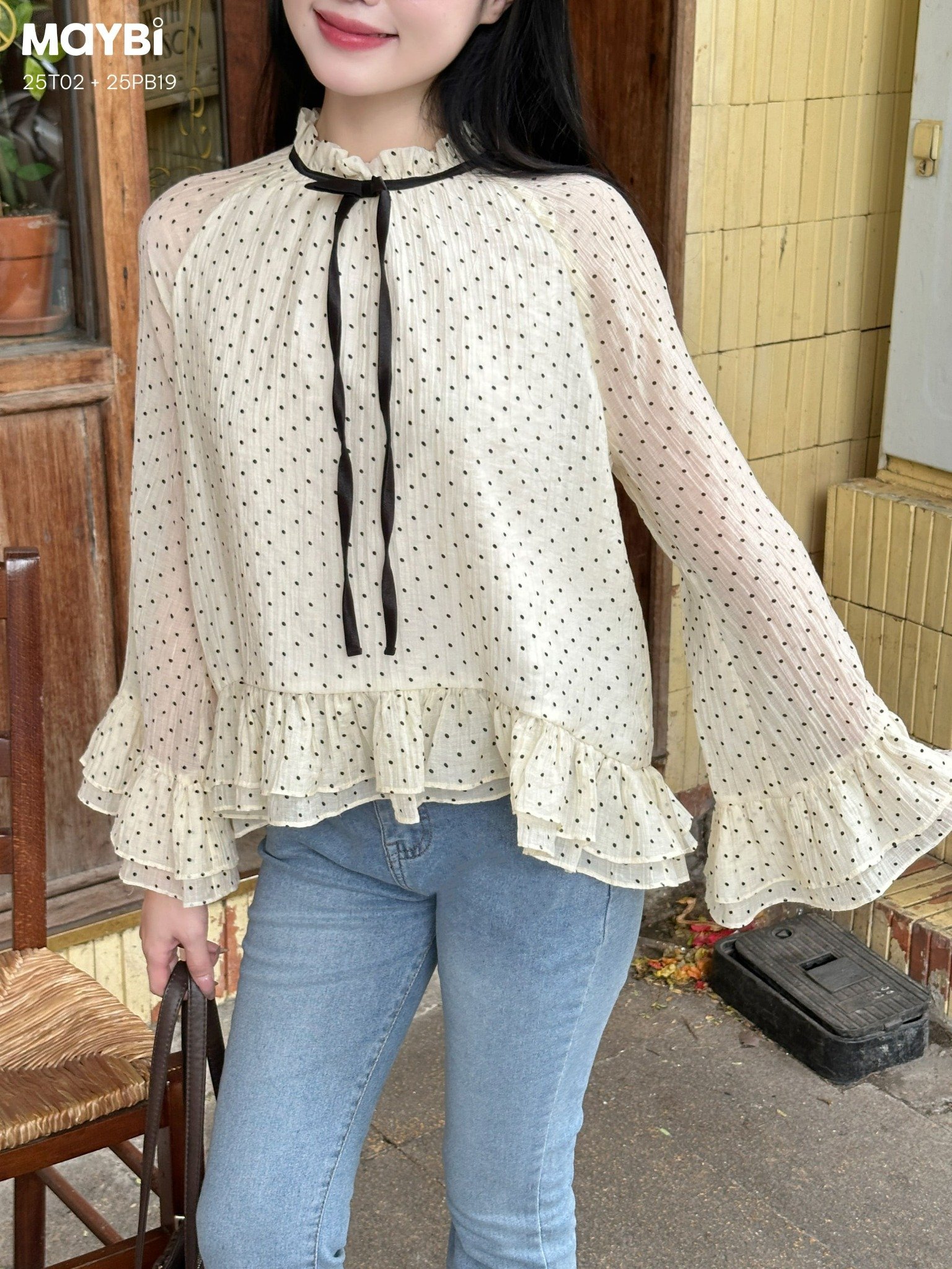 Áo voan tơ bèo chấm bi tay loe dài