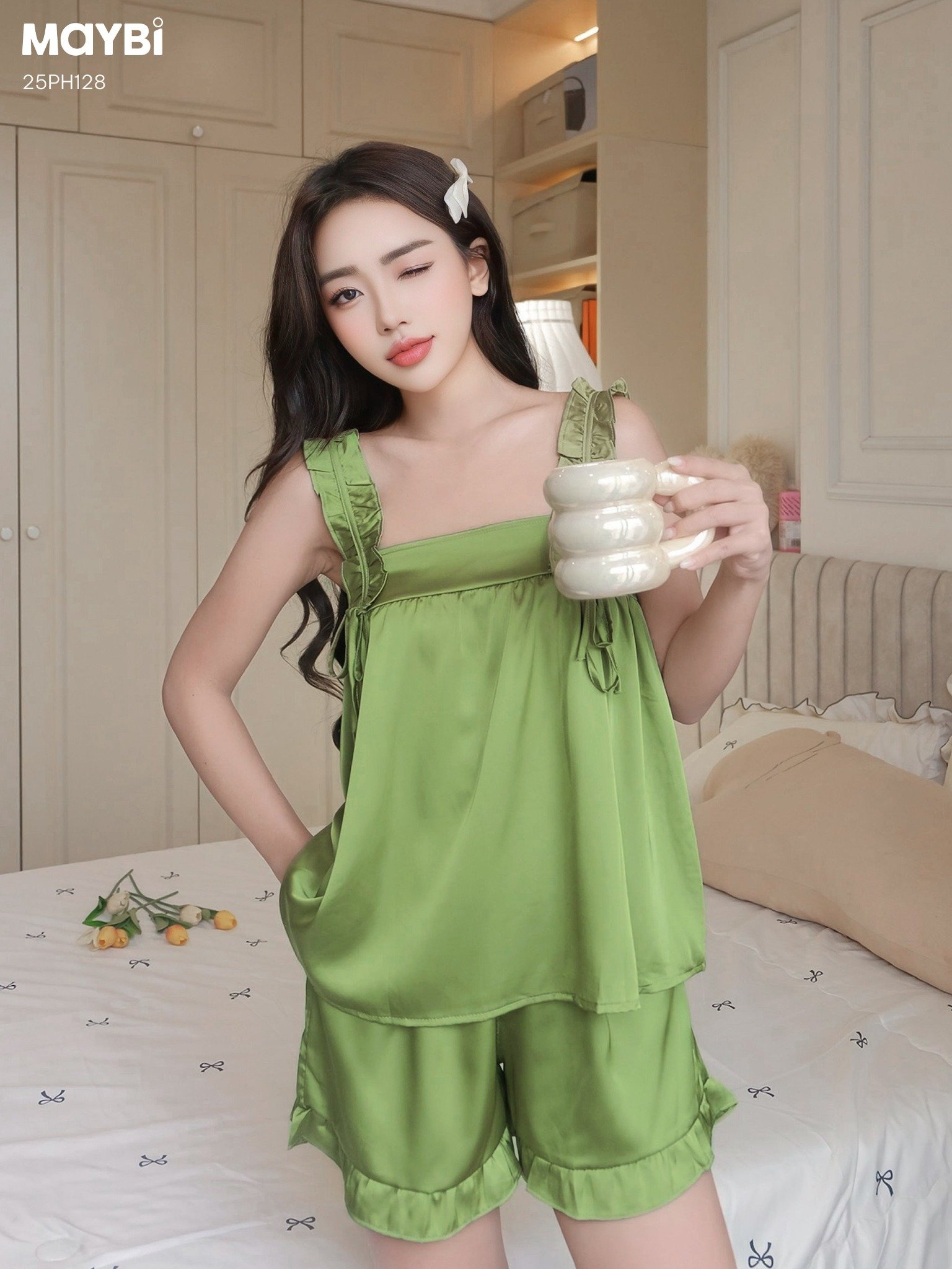 Bộ pyjama hai dây phối bèo ngắn lụa