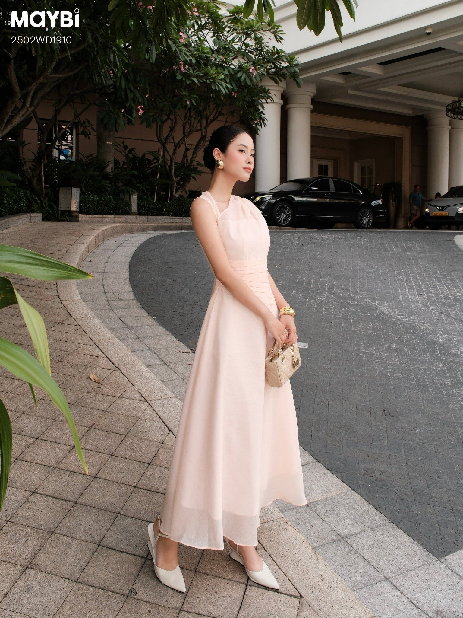 Đầm xòe tơ gân nhún vai cổ xéo dáng midi (màu cam đào)