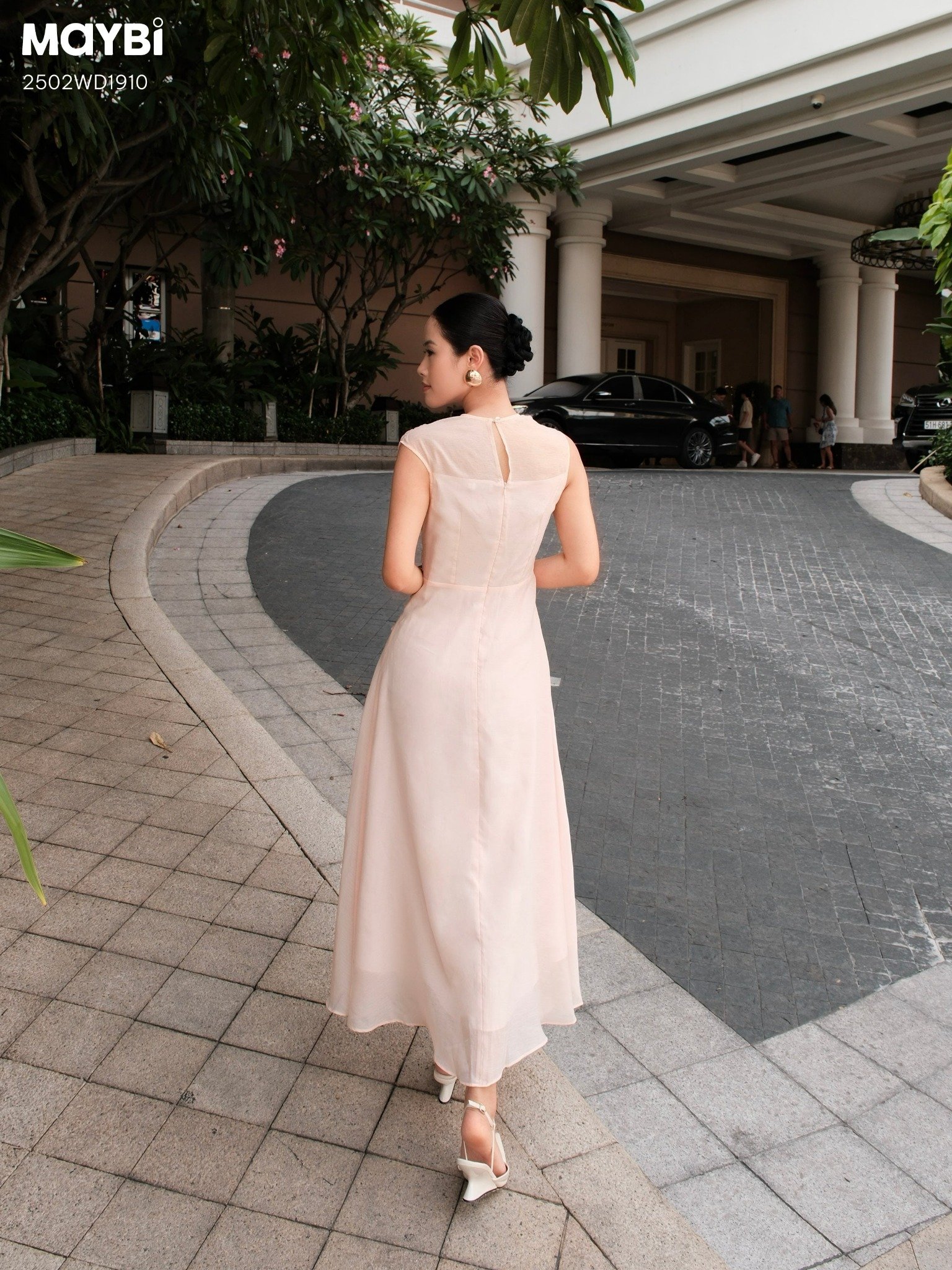 Đầm xòe tơ gân nhún vai cổ xéo dáng midi (màu cam đào)