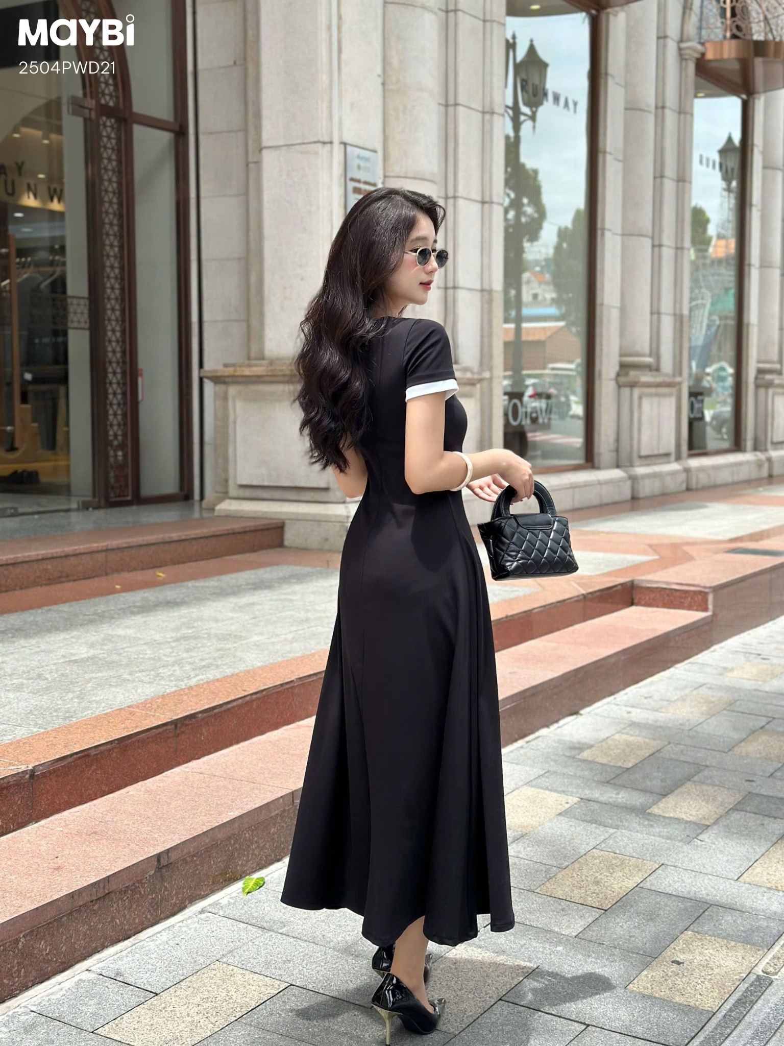 Đầm thun ôm đen cổ phối trắng tay ngắn dáng midi