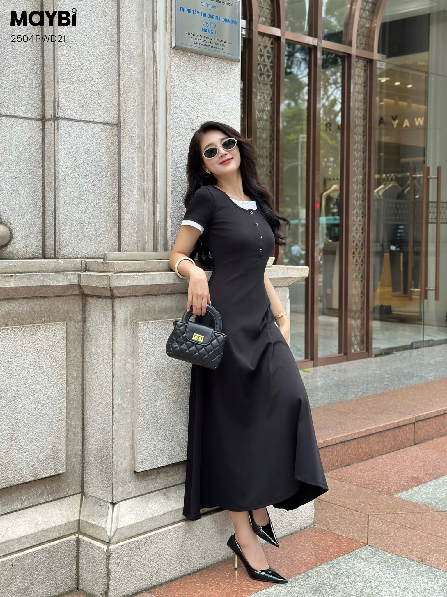 Đầm thun ôm đen cổ phối trắng tay ngắn dáng midi