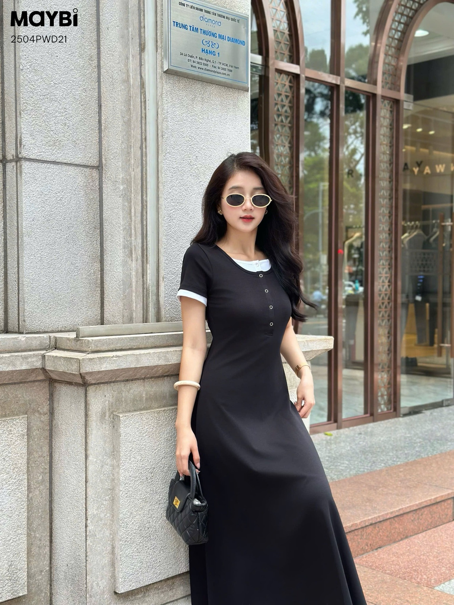 Đầm thun ôm đen cổ phối trắng tay ngắn dáng midi