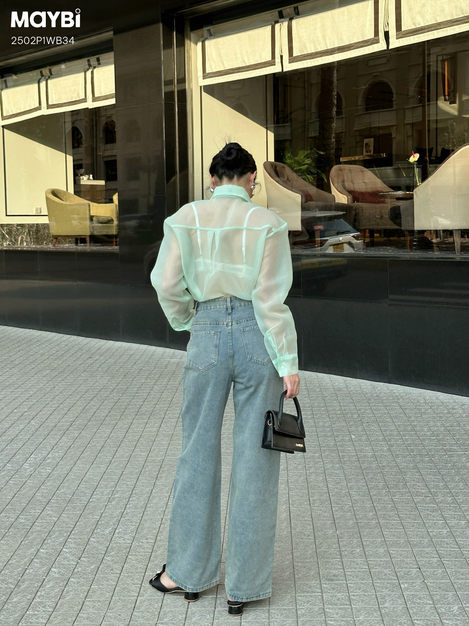 Quần jean ống suông đính đá