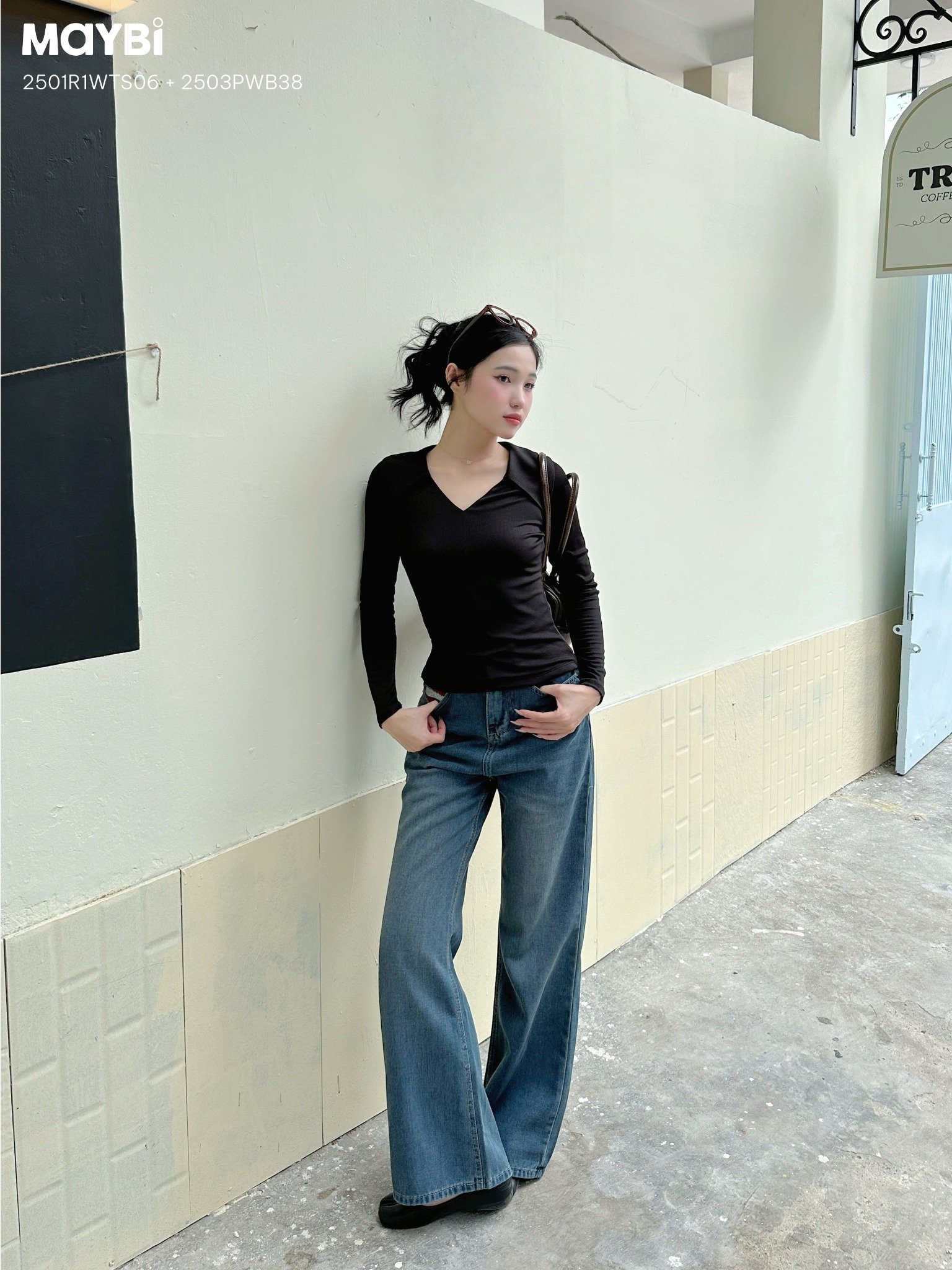 Quần jean ống loe xanh đậm túi phối sọc