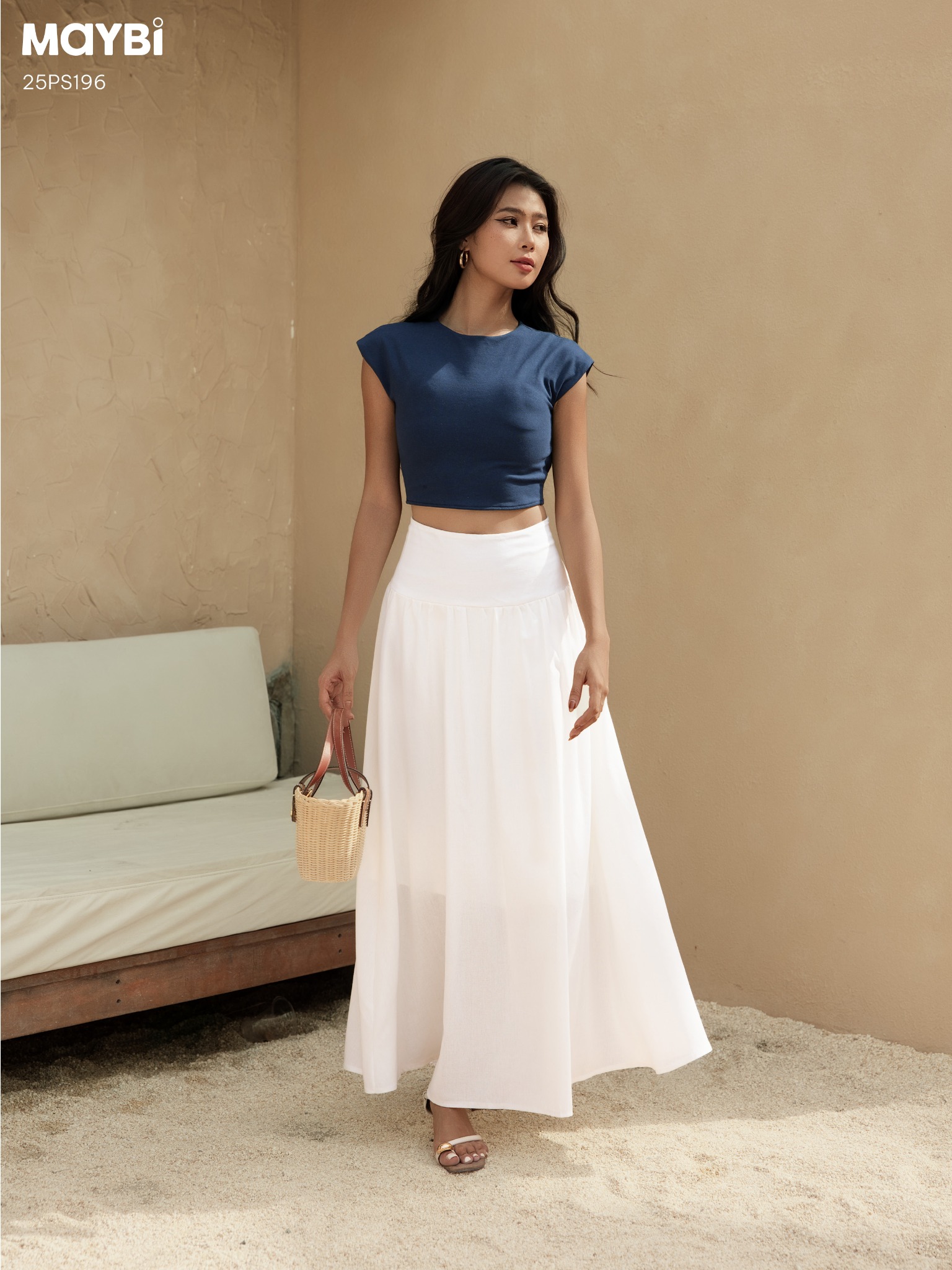 Set áo thun ôm ngắn tay xanh kèm chân váy dáng maxi