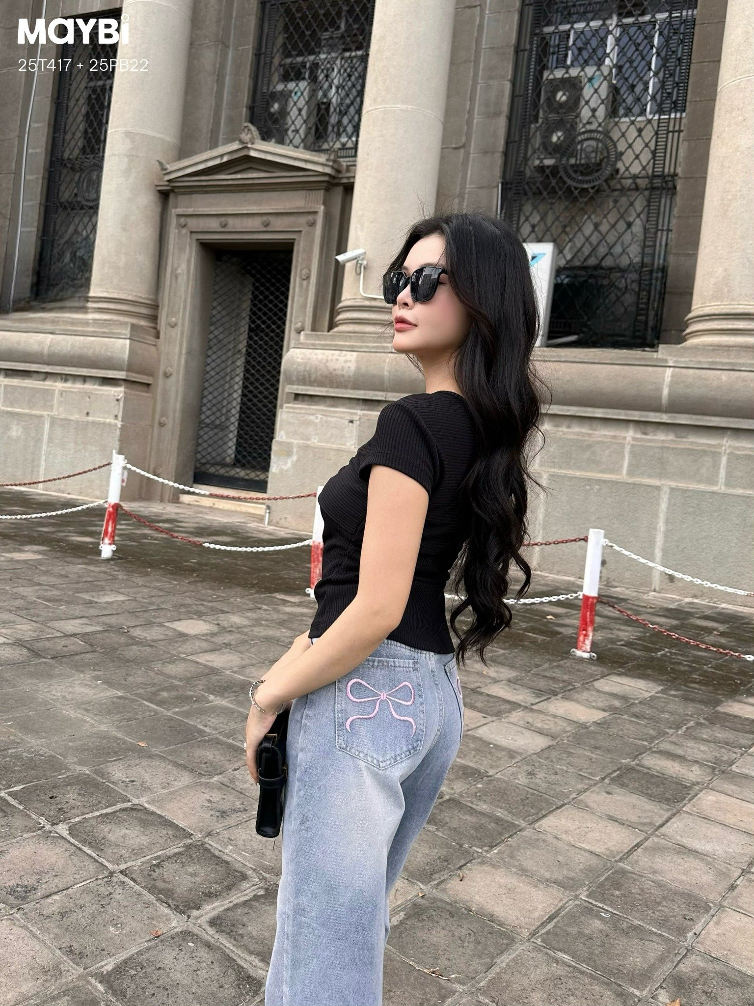 Quần jean xanh ống suông phối thêu nơ hồng