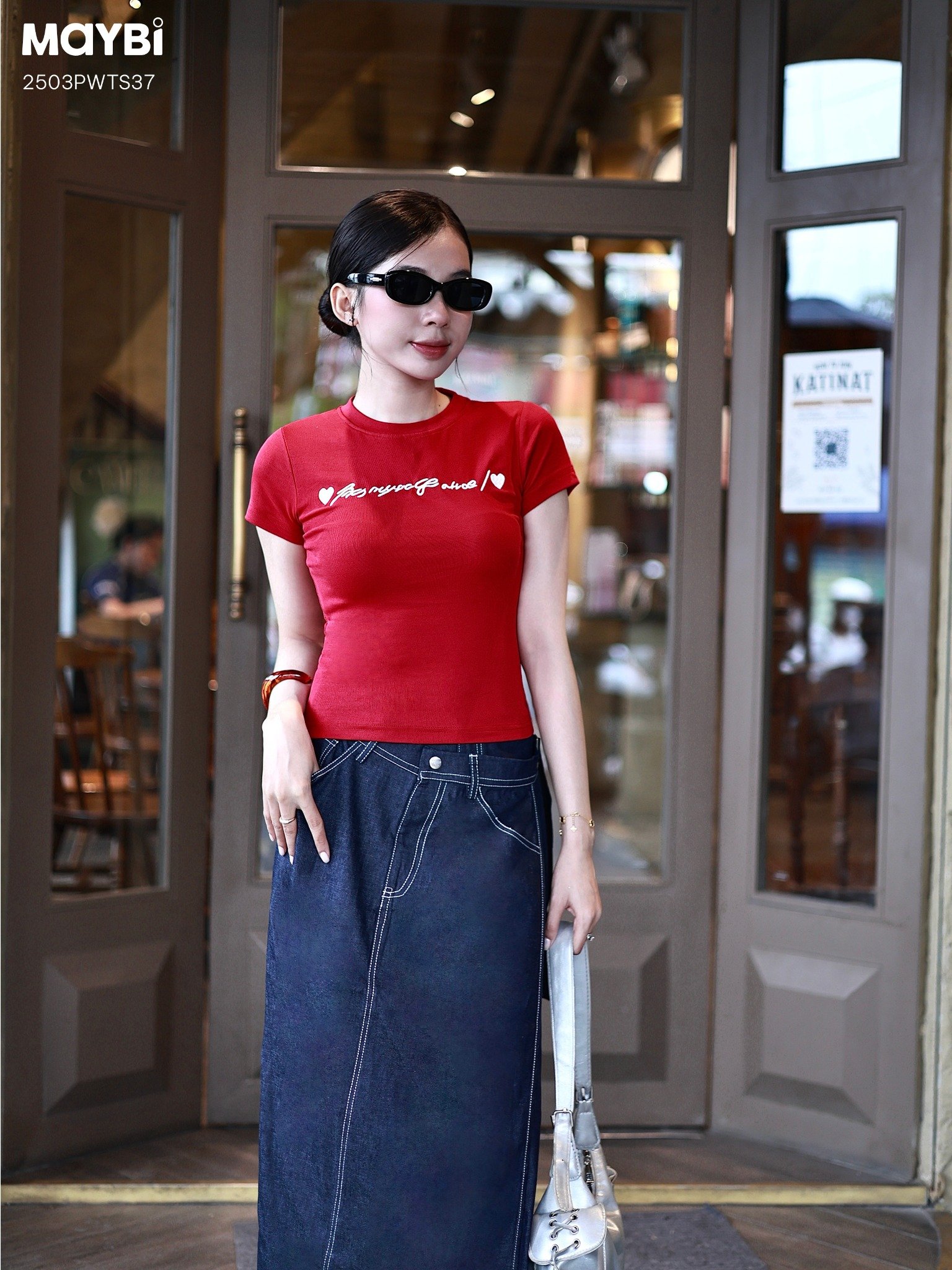 Áo thun ôm thêu chữ ngắn tay