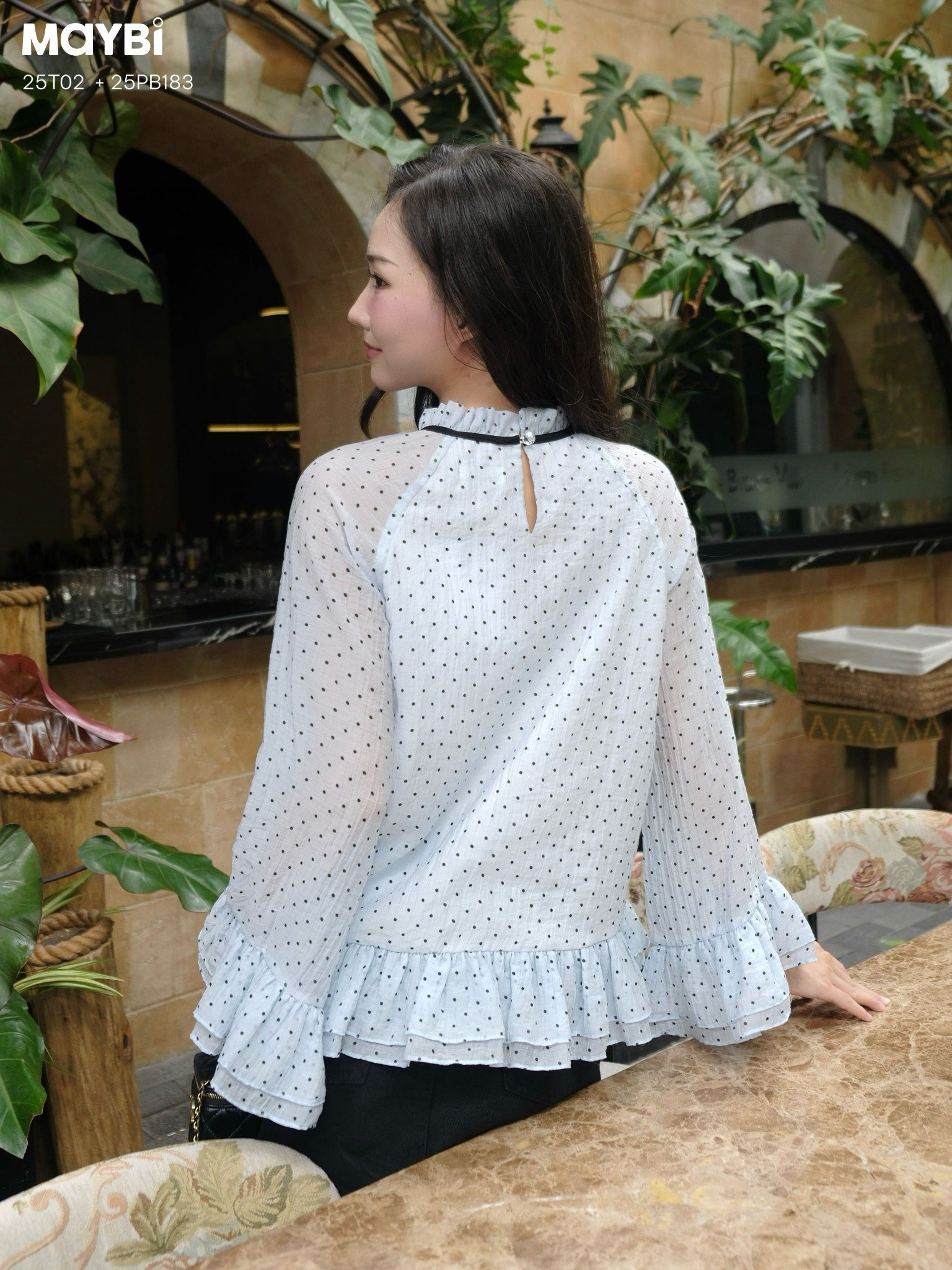 Áo voan tơ bèo chấm bi tay loe dài