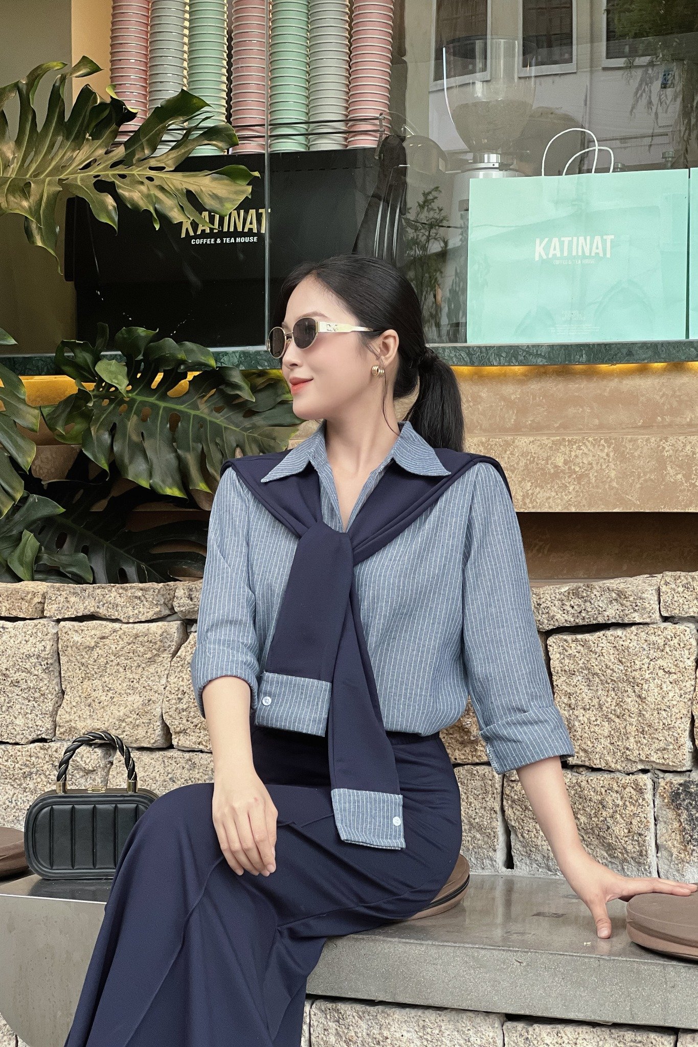 Set áo sơ mi và chân váy suông dáng midi kèm choàng cổ