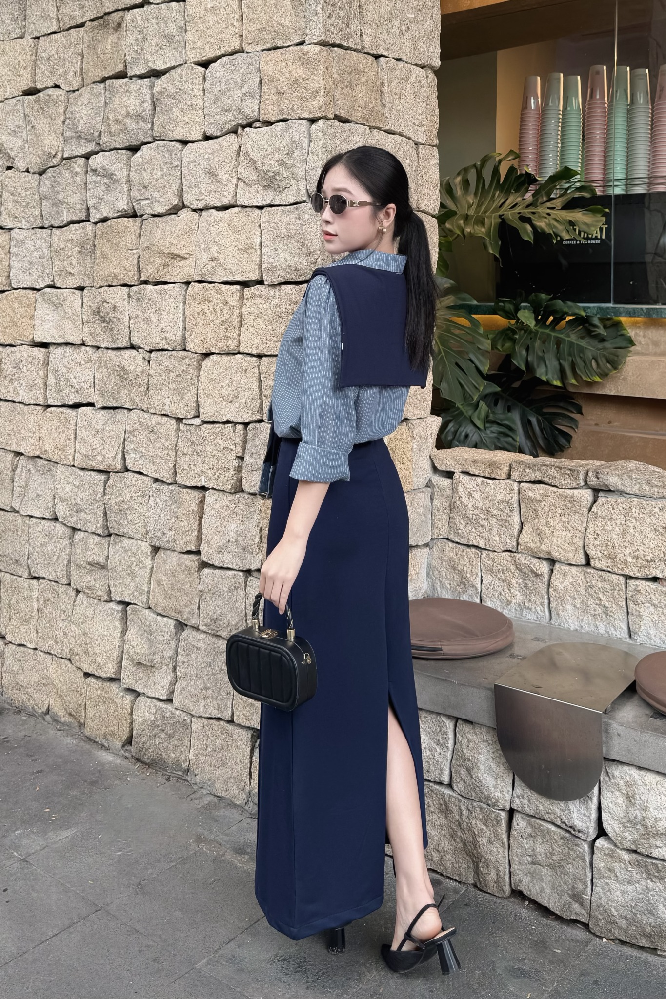 Set áo sơ mi và chân váy suông dáng midi kèm choàng cổ