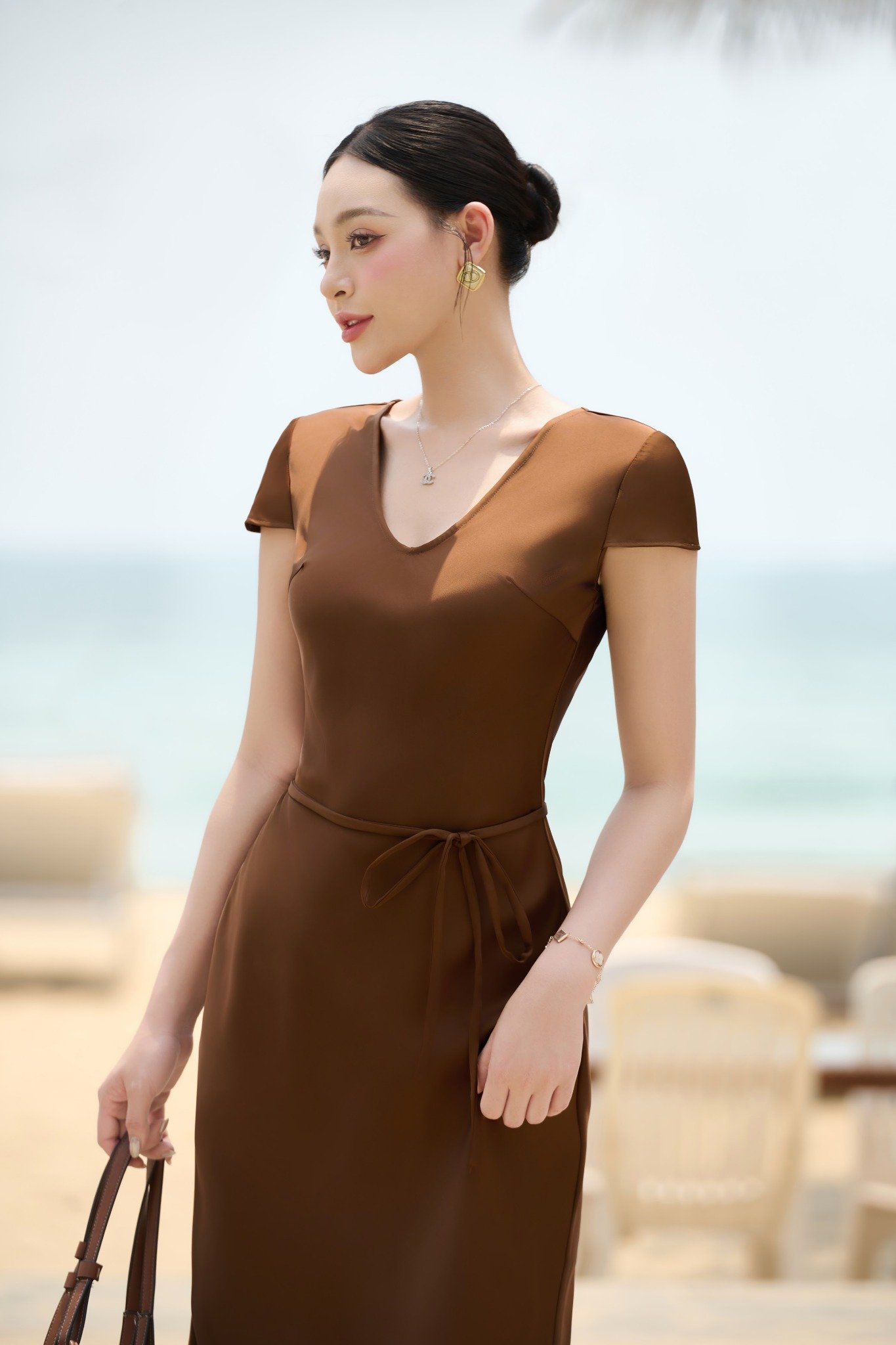 Đầm ôm lụa cổ V dáng midi