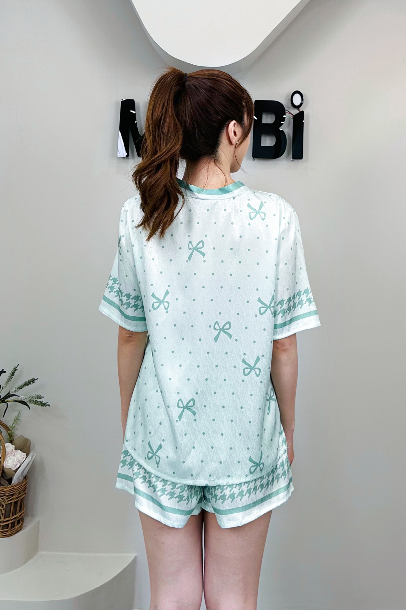 Bộ pyjama ngắn suông lụa xanh phối họa tiết nơ