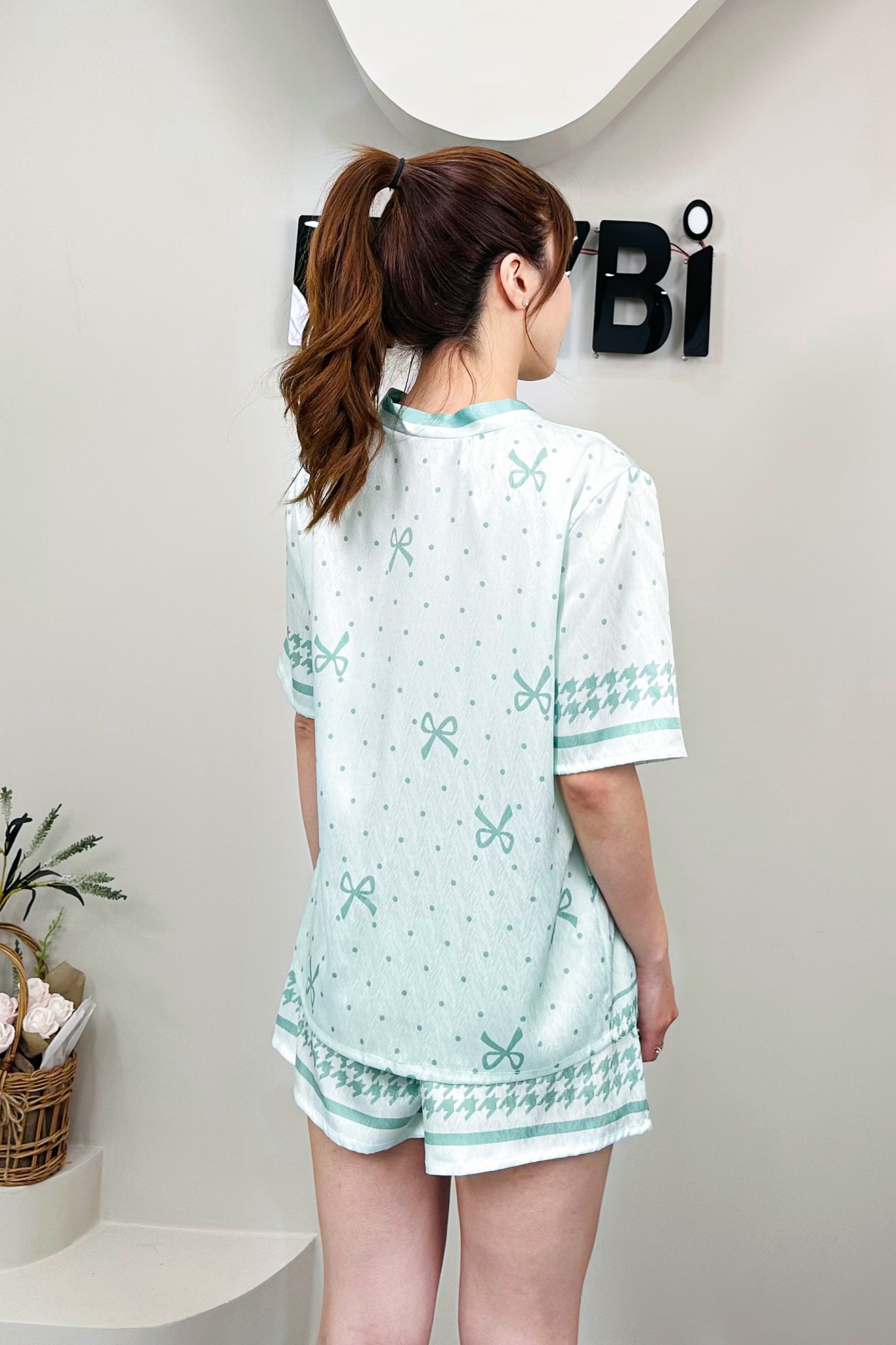 Bộ pyjama ngắn suông lụa xanh phối họa tiết nơ