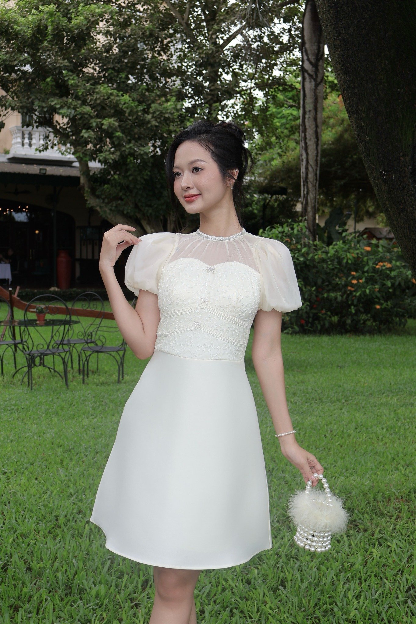 Đầm xòe tafta phối voan kem tay bí dáng midi