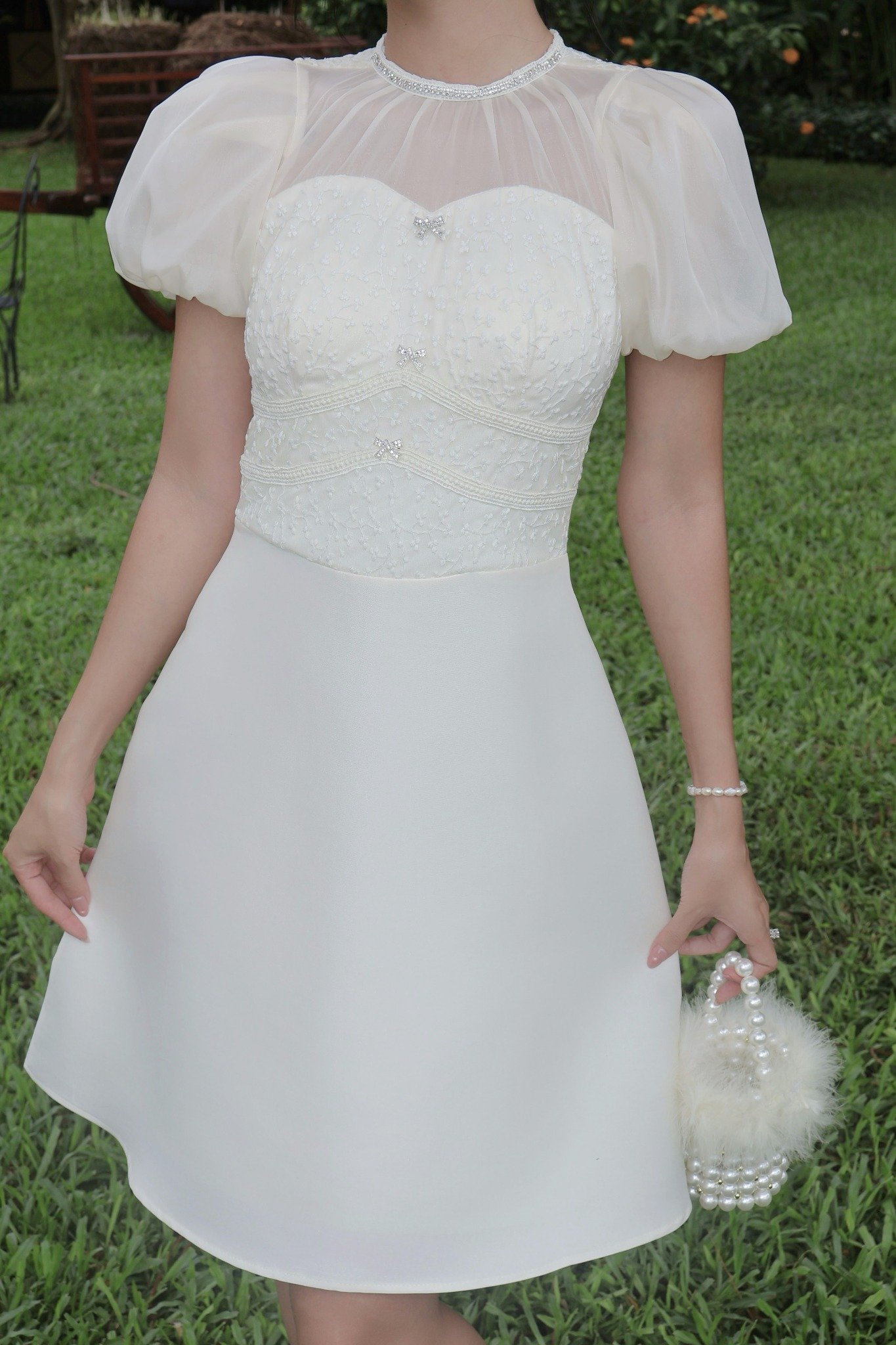 Đầm xòe tafta phối voan kem tay bí dáng midi