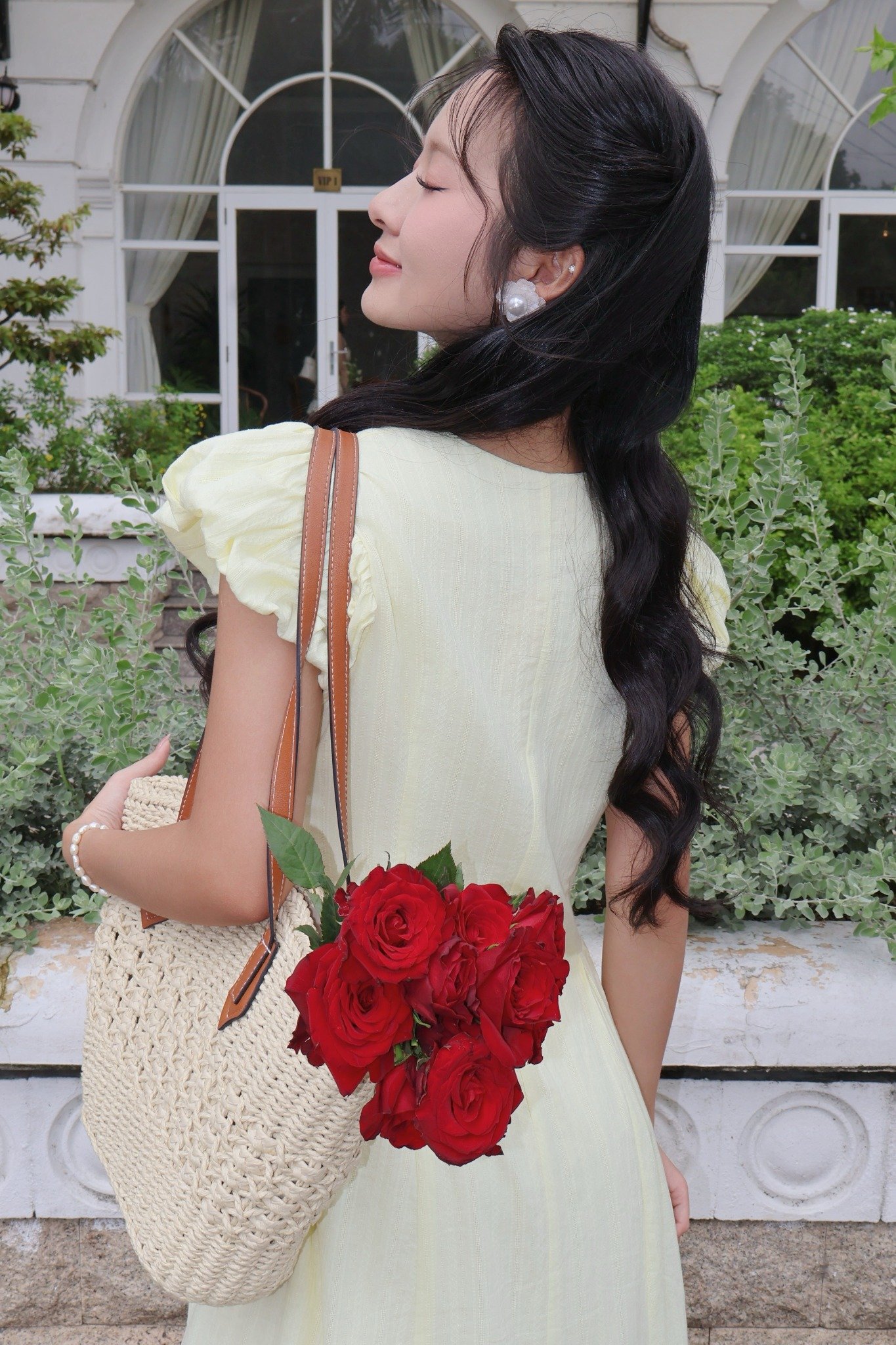 Đầm xòe cotton thêu vàng tay phồng dáng midi