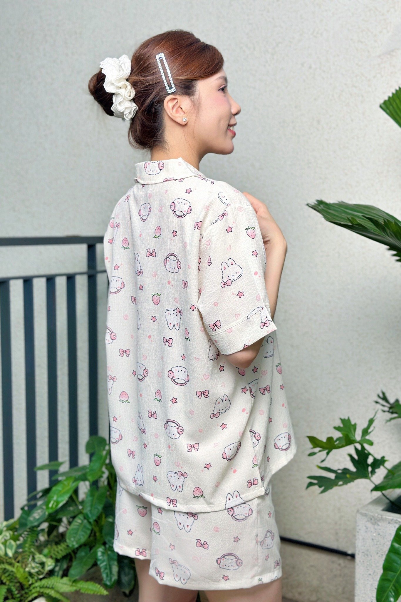 Bộ pyjama ngắn suông ngắn tay cotton nền kem họa tiết thỏ