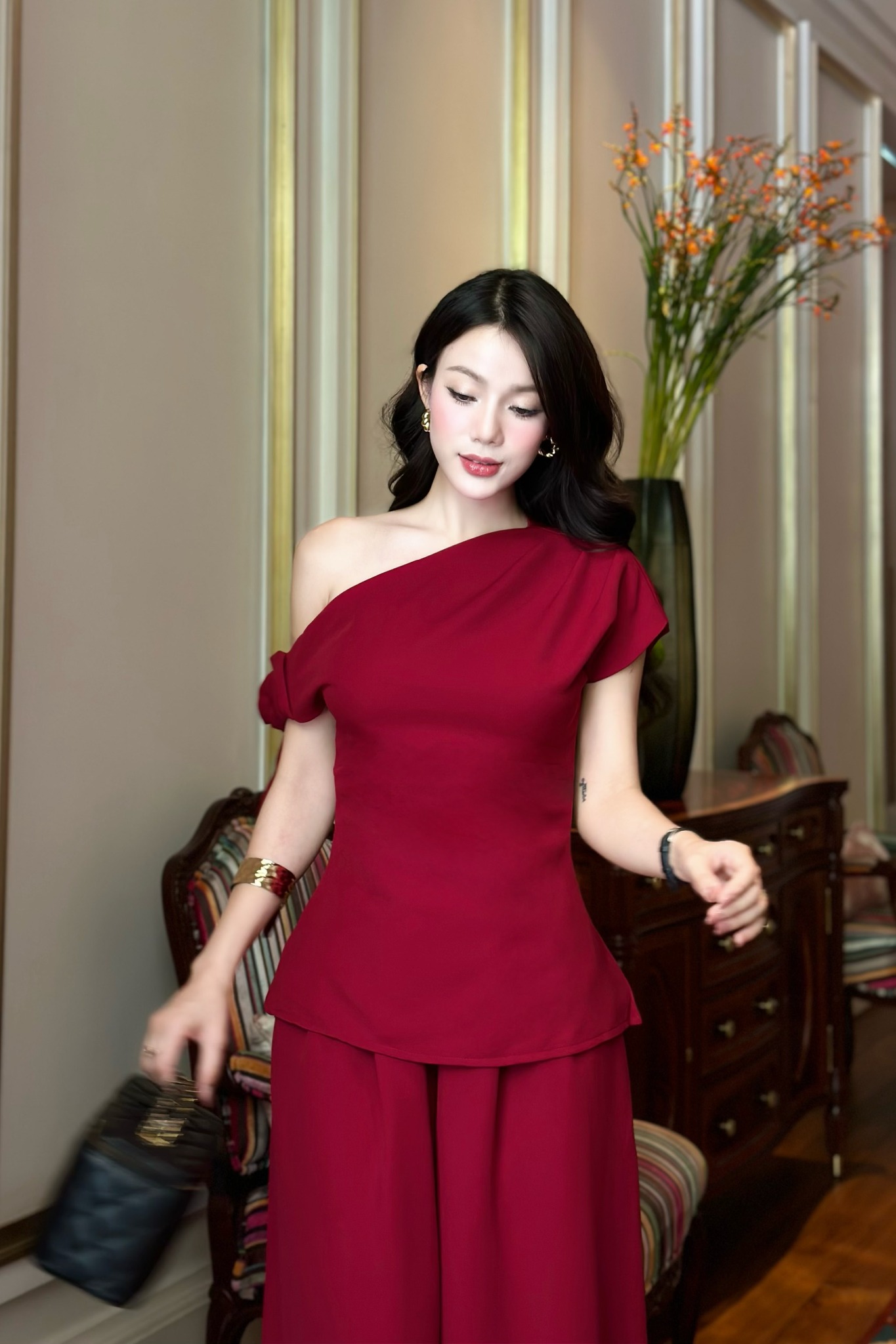 Set áo kiểu cotton đỏ lệch vai phối quần dài