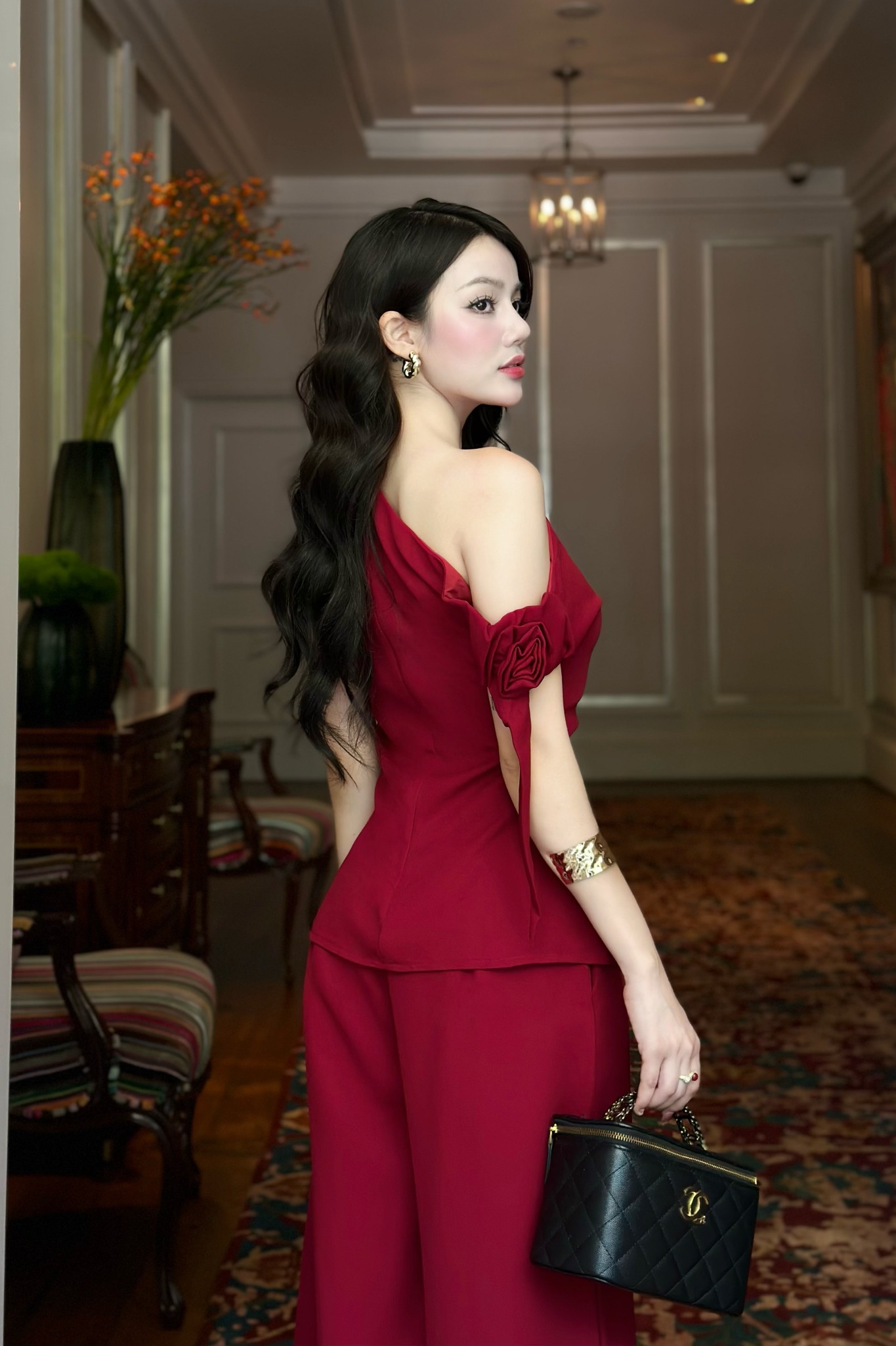 Set áo kiểu cotton đỏ lệch vai phối quần dài