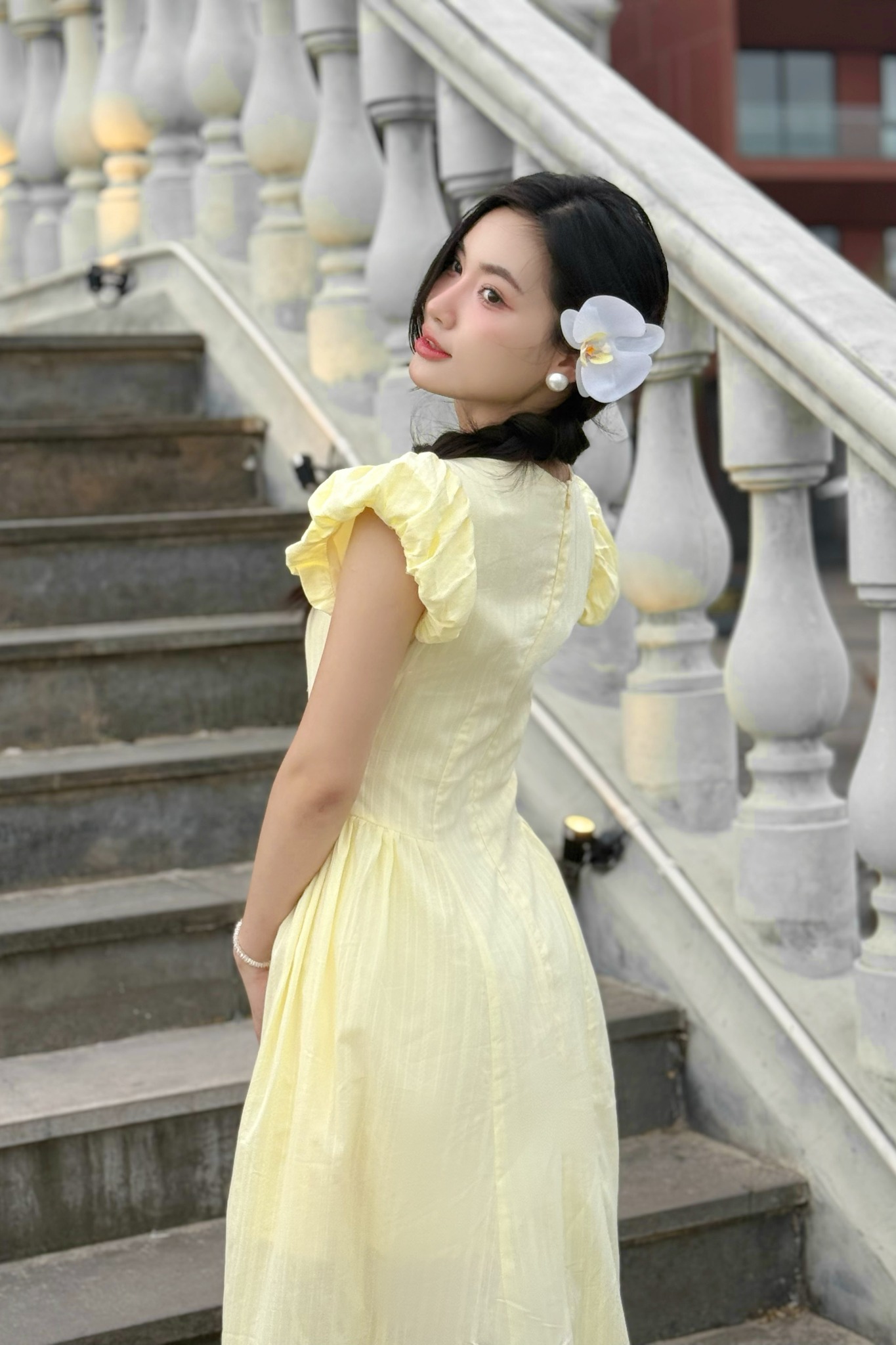 Đầm xòe cotton thêu vàng tay phồng dáng midi