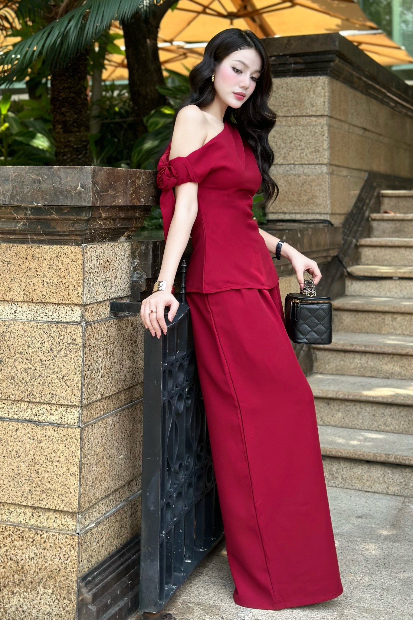 Set áo kiểu cotton đỏ lệch vai phối quần dài