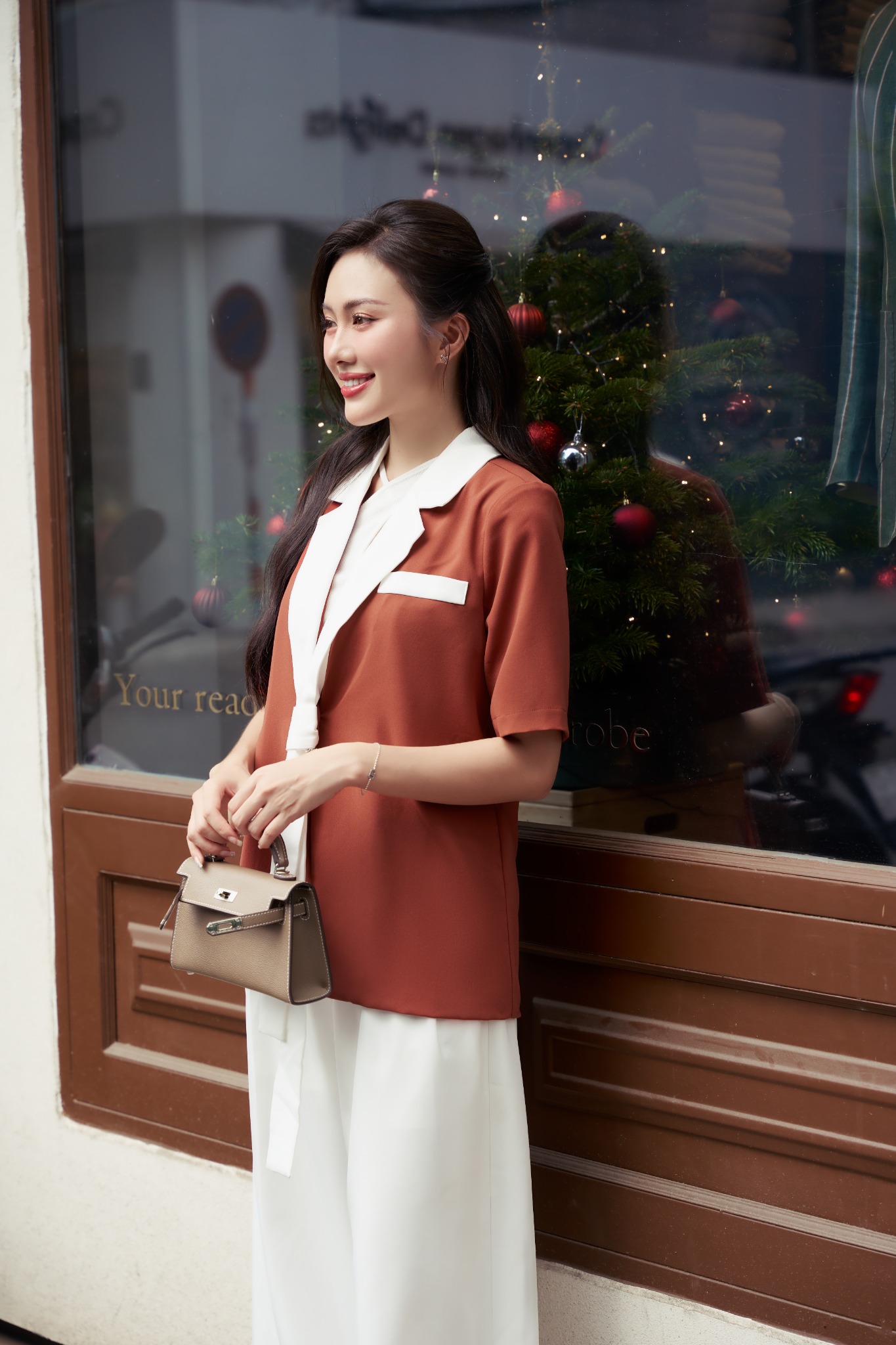 Áo blazer suông tuyết nhung phối cổ trắng kiểu
