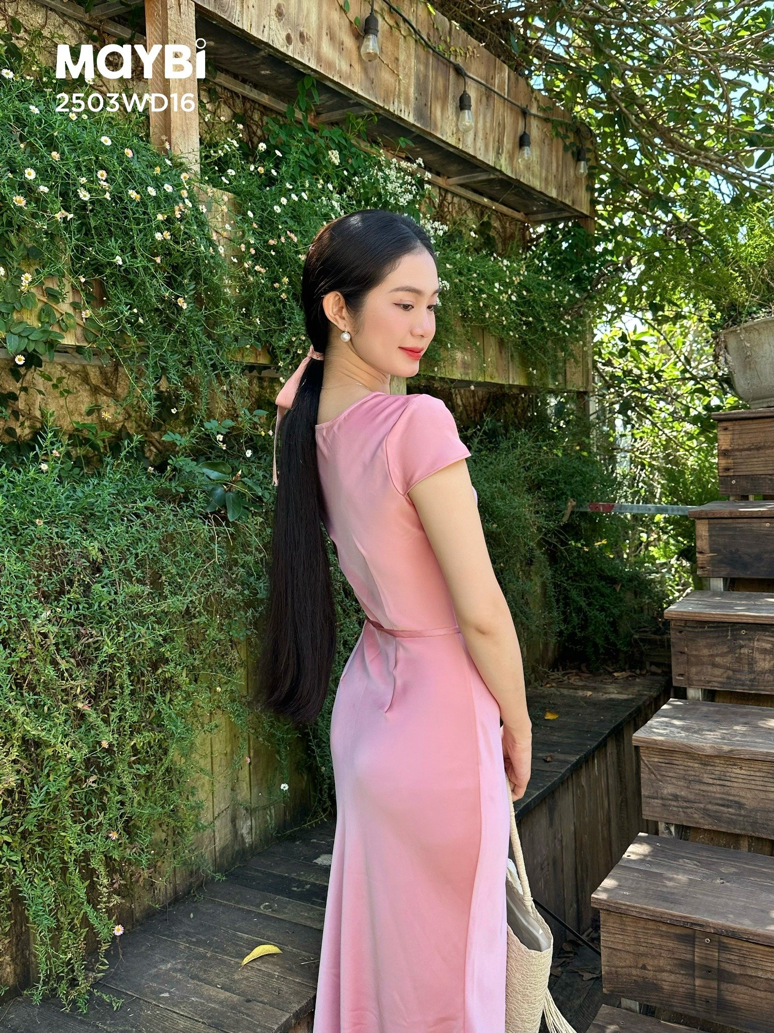 Đầm ôm lụa cổ V dáng midi