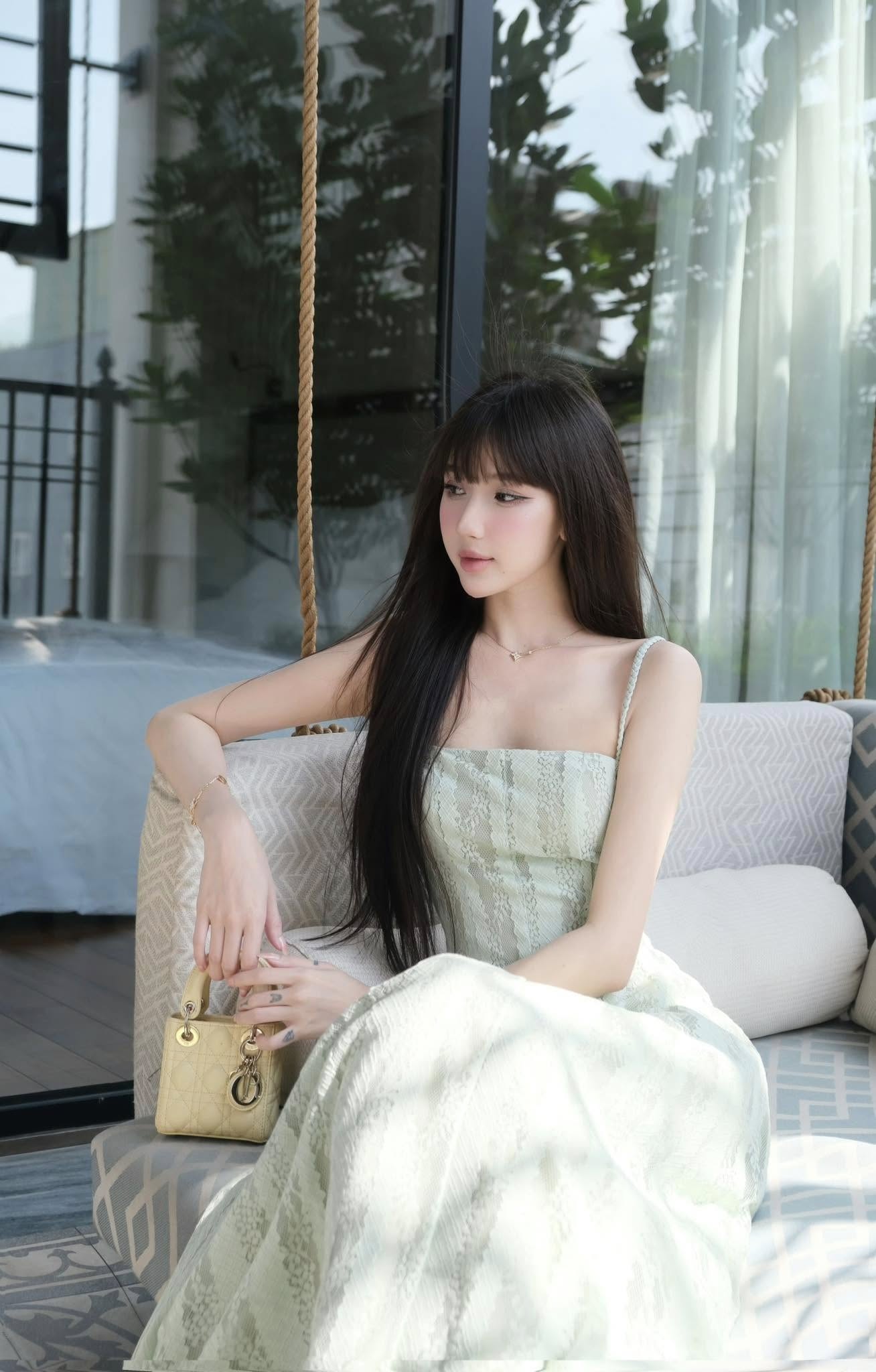 Đầm xòe ren xanh hai dây dáng midi