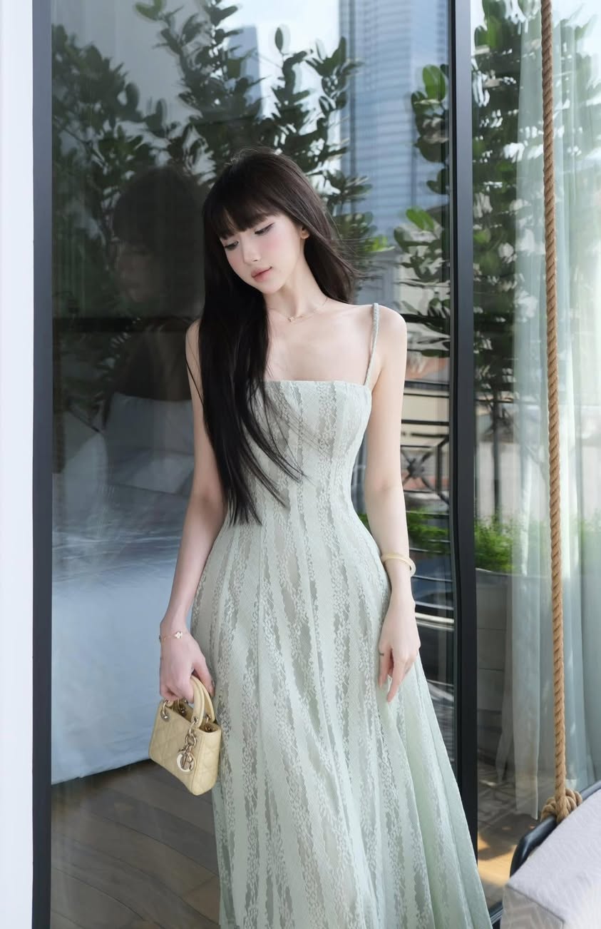 Đầm xòe ren xanh hai dây dáng midi