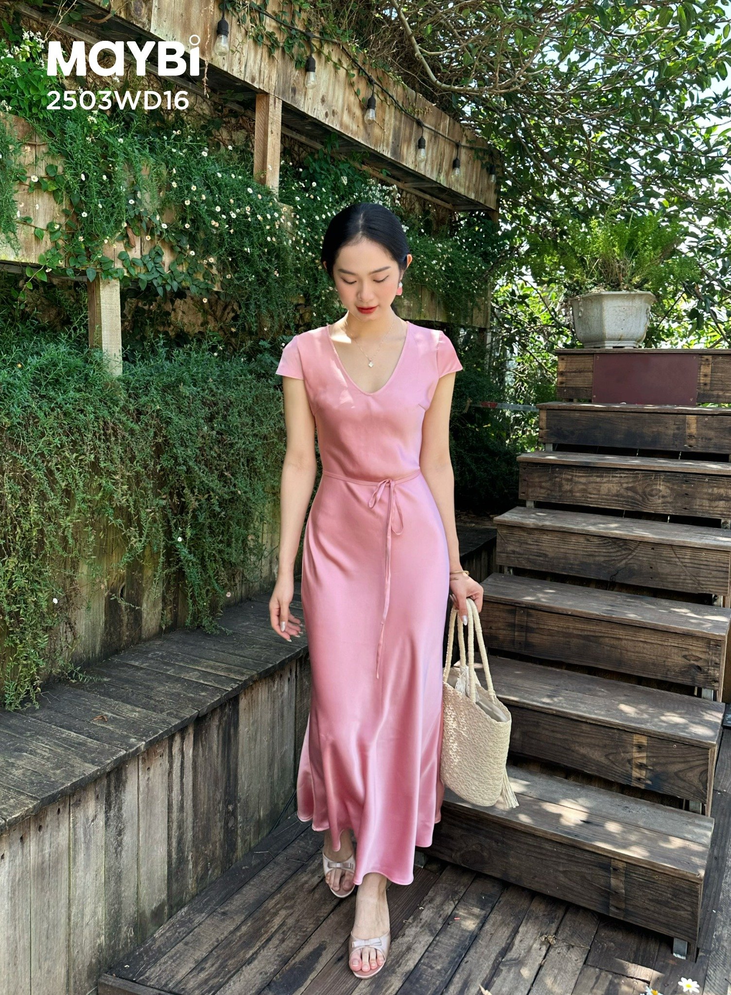 Đầm ôm lụa cổ V dáng midi