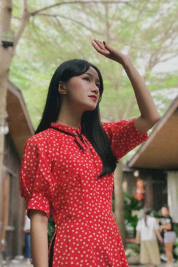 Áo dài ôm lụa in hoa nhí nền đỏ tay phồng ngắn phối nơ cổ