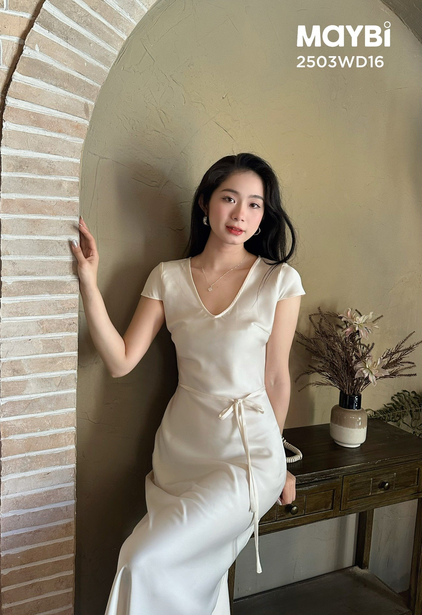 Đầm ôm lụa cổ V dáng midi