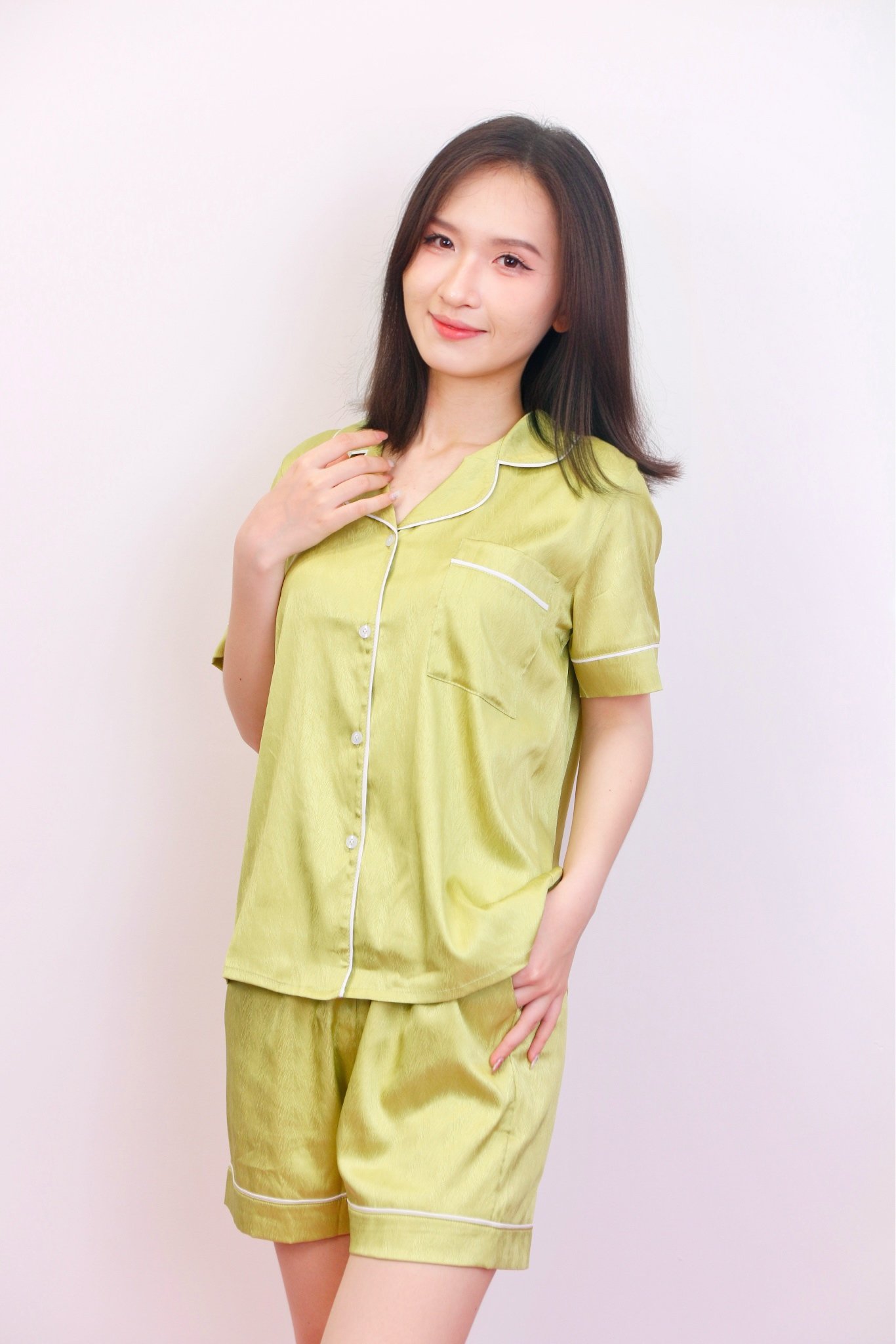 Bộ pyjama ngắn suông lụa tay ngắn viền