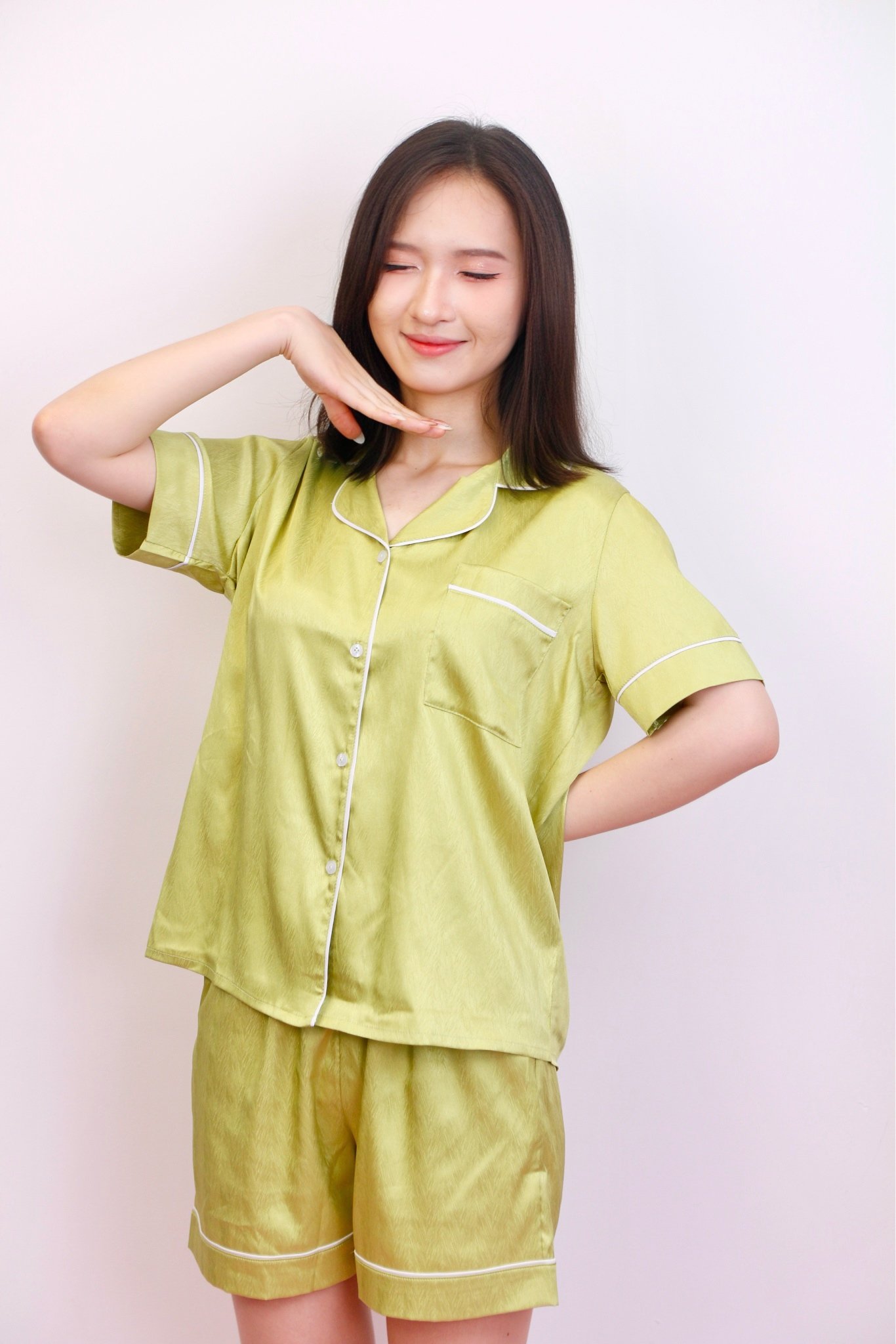 Bộ pyjama ngắn suông lụa tay ngắn viền