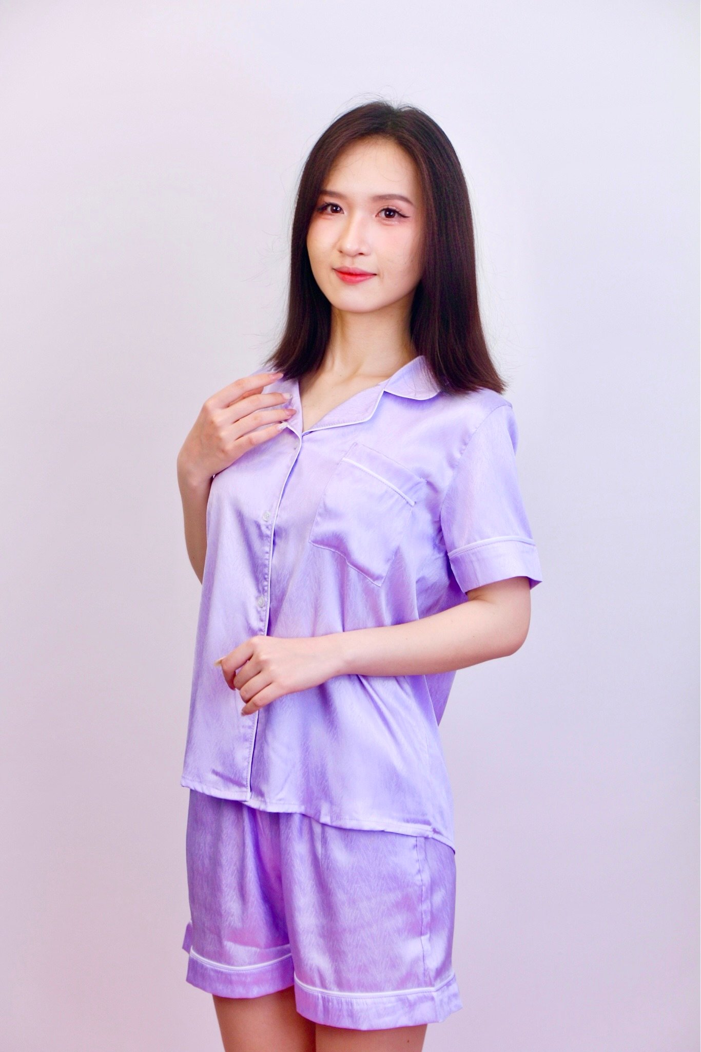 Bộ pyjama ngắn suông lụa tay ngắn viền