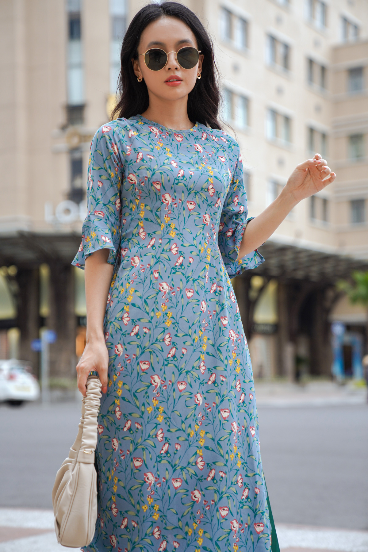 Áo dài ôm lụa in hoa nền xanh tay lửng phối bèo xòe