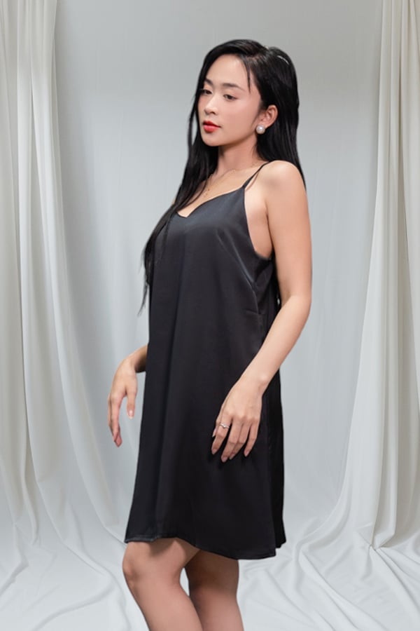 Đầm hai dây lụa dáng mini