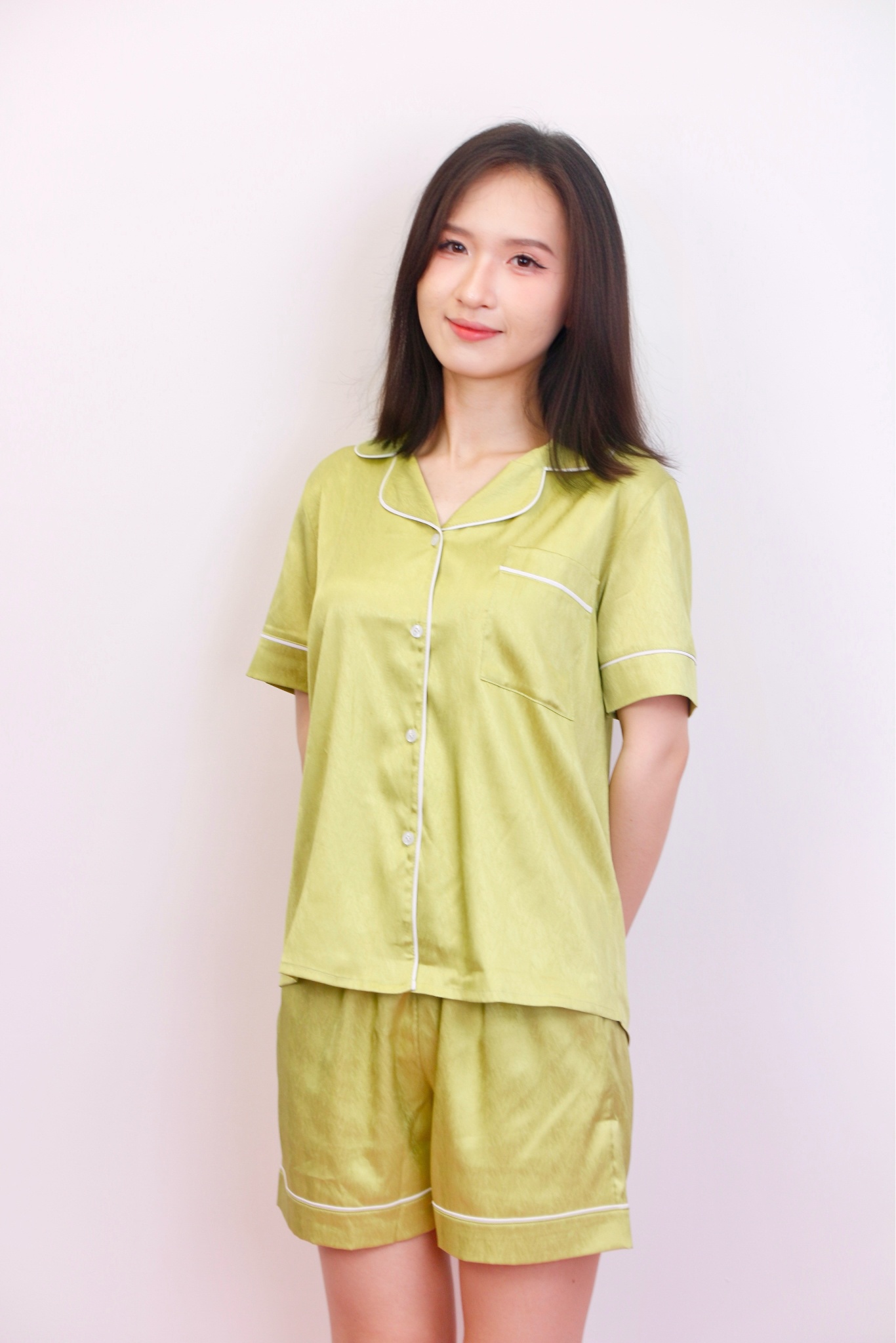 Bộ pyjama ngắn suông lụa tay ngắn viền