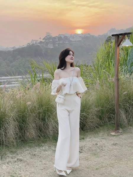 Set áo trễ vai nhún bèo và quần culottes ống rộng kem