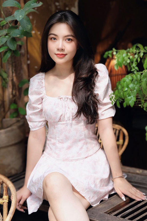 Chân váy mini xòe lụa in hoa