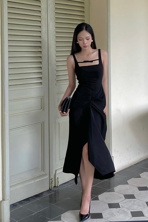 Đầm 2 dây ôm tuyết mưa tà kiểu