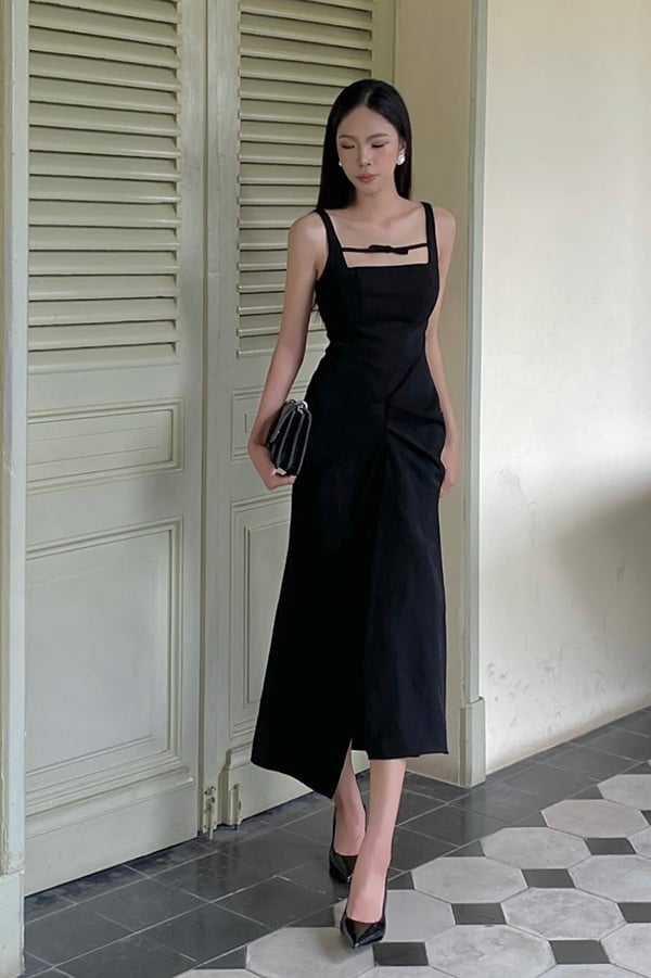 Đầm 2 dây ôm tuyết mưa tà kiểu