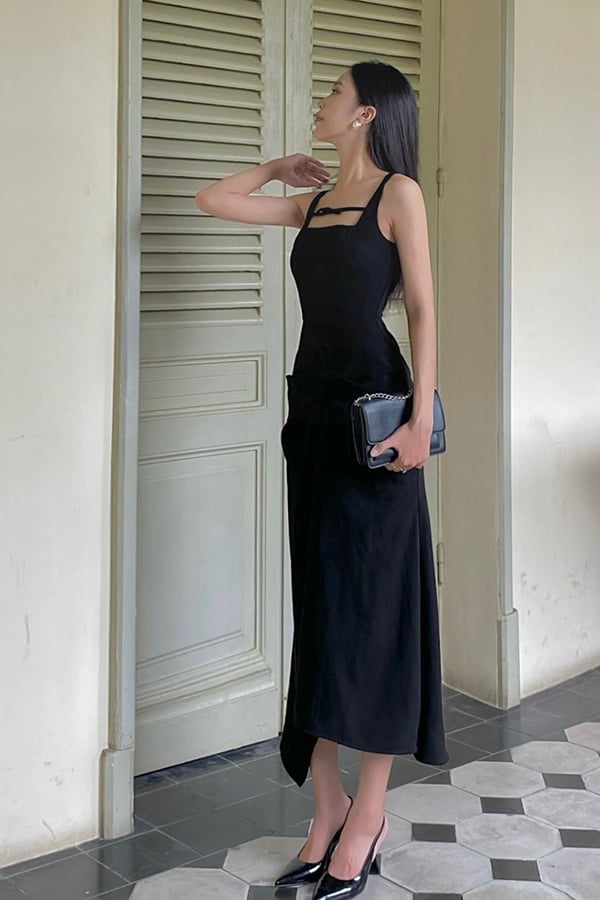 Đầm 2 dây ôm tuyết mưa tà kiểu