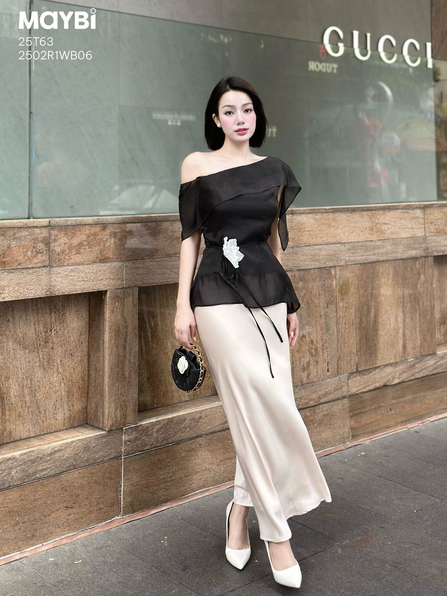 Áo kiểu bẹt vai tằm ánh đen kèm thắt lưng hoa