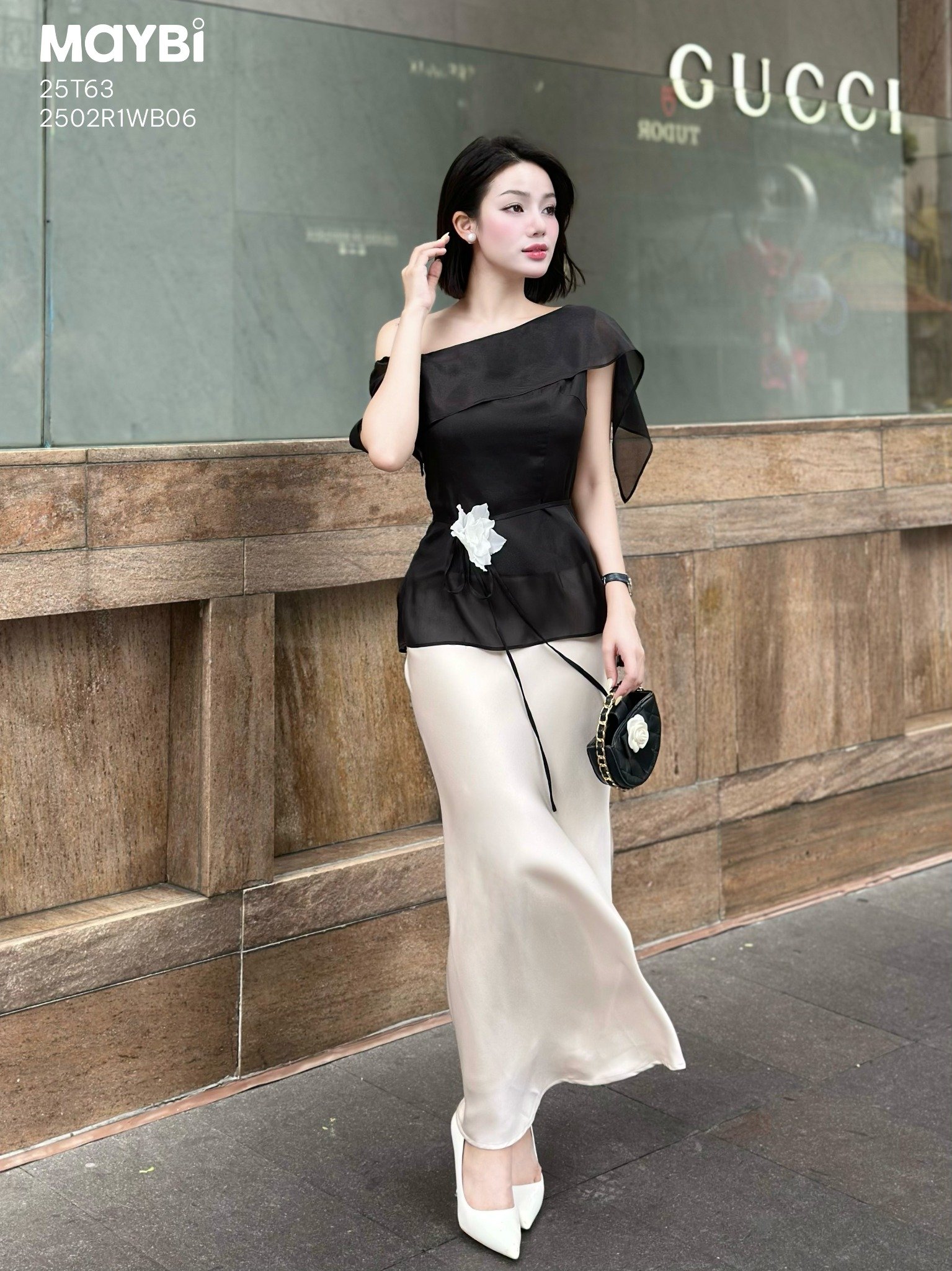 Áo kiểu bẹt vai tằm ánh đen kèm thắt lưng hoa